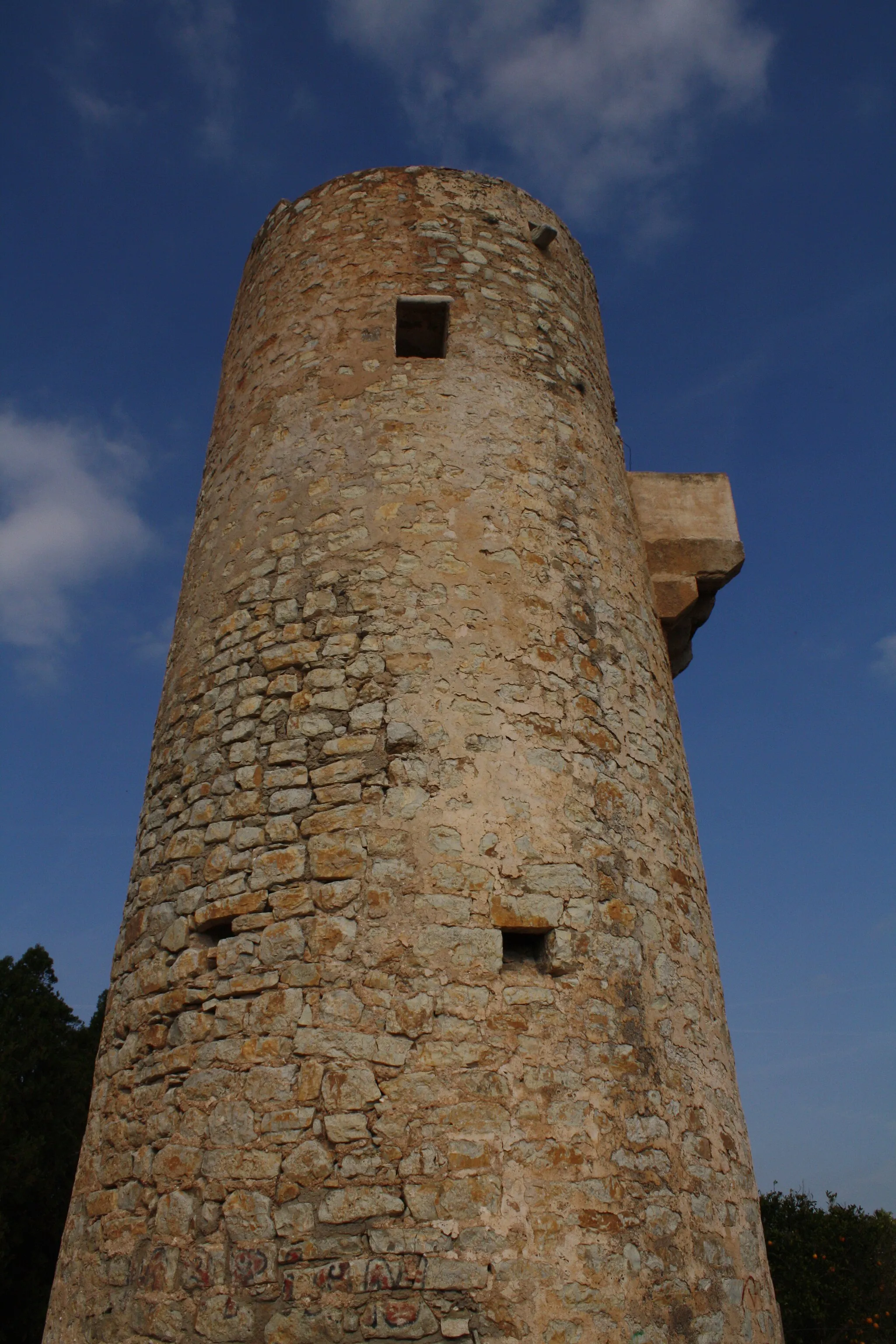 Photo showing: Tavernes de la Valldigna's watchtower, also known as Torre de guaita or Torre de la Vall. It is a registered cultural monument with id number: R-I-51-0010817.