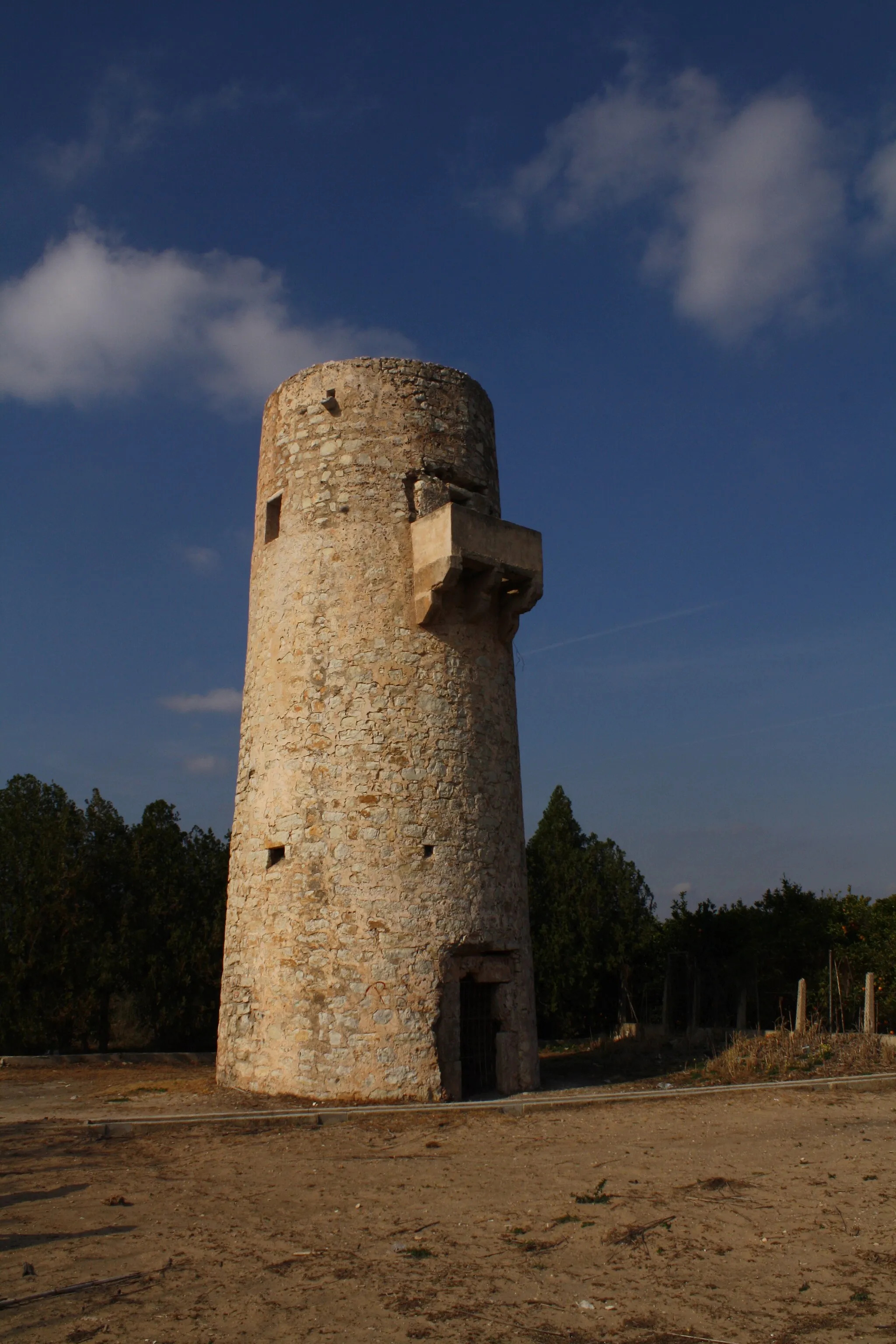 Photo showing: Tavernes de la Valldigna's watchtower, also known as Torre de guaita or Torre de la Vall. It is a registered cultural monument with id number: R-I-51-0010817.