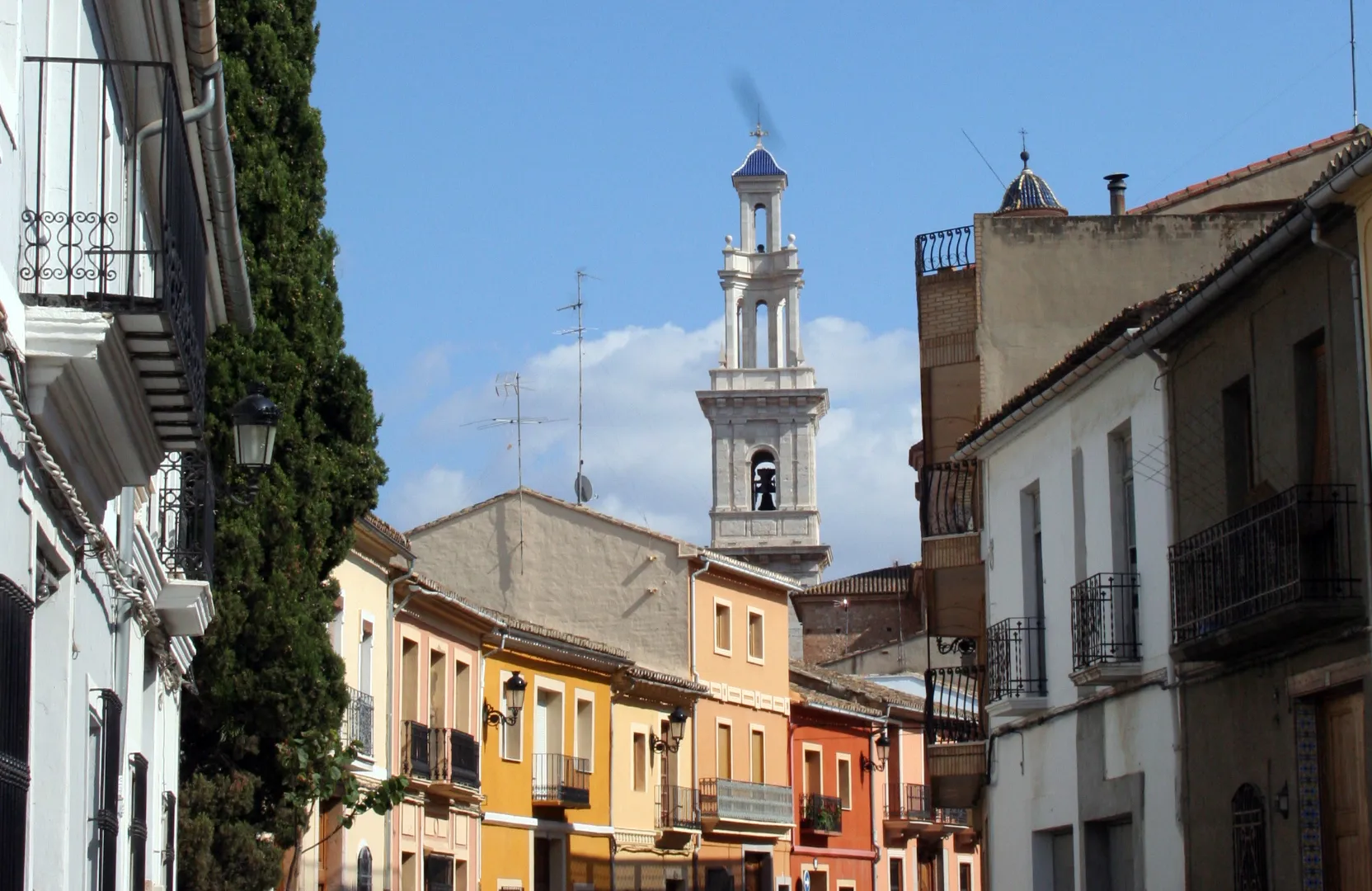 Photo showing: Vista del campanario de La Parroquia desde la calle "Les Parres"