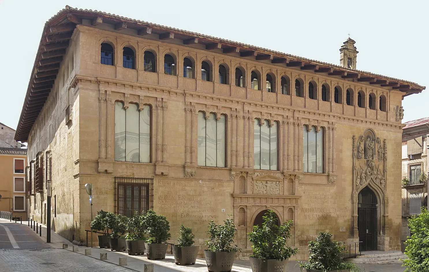 Photo showing: L'Hospital Municipal o Hospital Reial, situat a la plaça de Calixt III del municipi de Xàtiva, a la comarca de la Costera (País Valencià), està catalogat com a Bé d'Interès Cultural des del 1981.
L'hospital es pot datar al segle XIII, quan Jaume I després de la reconquesta de la ciutat va fundar un hospital l'any 1244. Ja al segle xv es té notícies de la necessitat de construir un altre hospital davant la insuficient capacitat de l'existent, ampliant mitjançant l'adquisició d'habitatges confrontants, ocupant tota l'illa, i a l'elevació d'un hospital de nova planta, la construcció es va allargar durant el segle XVI. Després de l'incendi de la ciutat l'any 1707, va ser necessària la seua reforma interior, es van aprofitar aquestes reformes per decorar les seues sales a finals del mateix segle amb suports de taulellets de la Reial Fàbrica de València, adquirida feia poc pel xativí d'origen francès Marc Antoni Disdier. L'any 2006 se'n va restaurar la capella gòtica, que actualment conté un centre d'interpretació dedicat a la família Borja. (Viquipèdia)