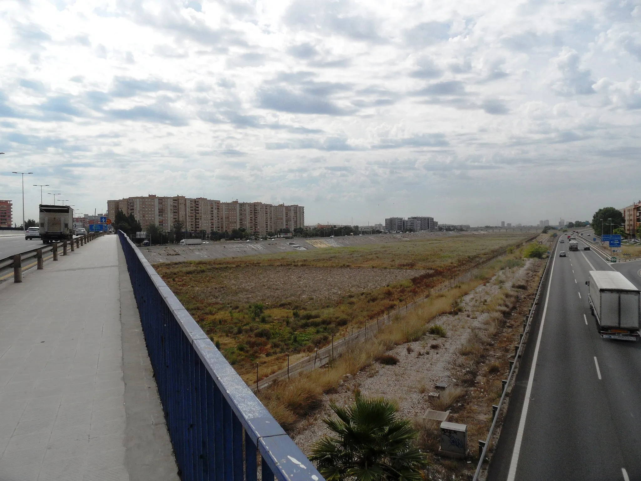 Photo showing: V-30 hacia el sur desde el Puente de Chirivella y nuevo cauce del Turia.