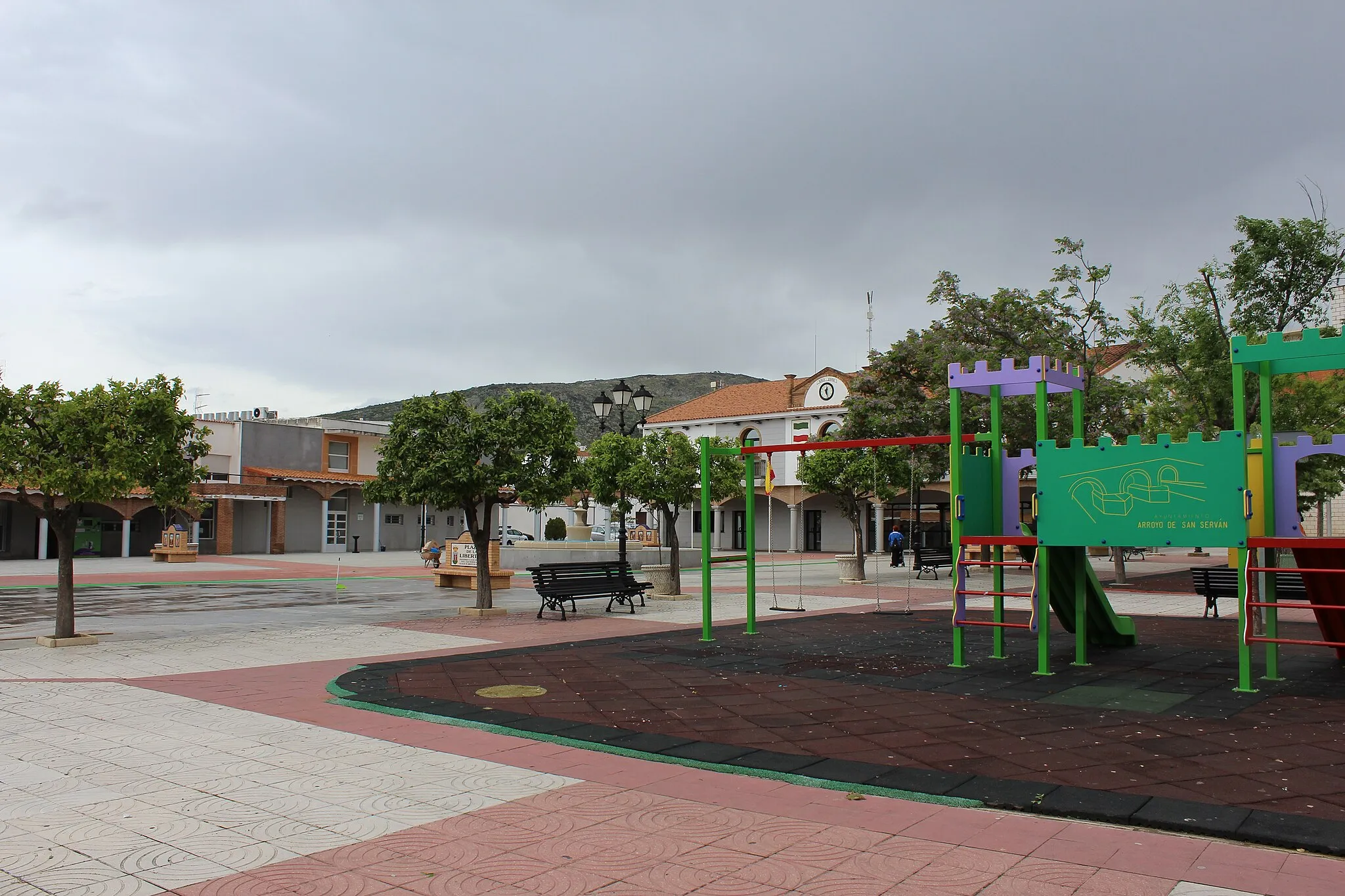 Photo showing: Parque infantil y plaza del ayuntamiento