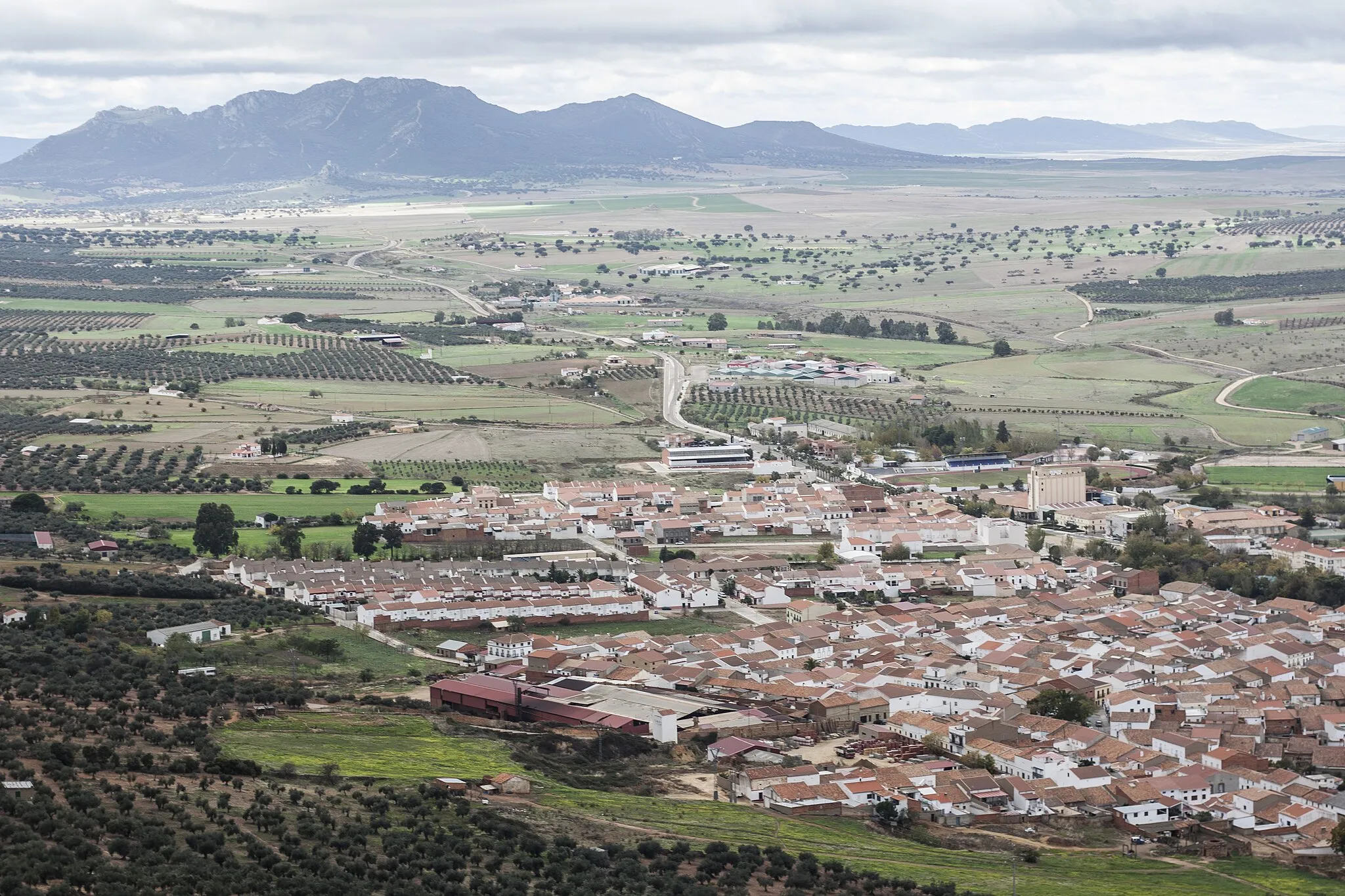 Photo showing: Vista panorámica de Cabeza del Buey. En el horizonte Almorchón (pedania), el Castillo de Almorchón, el Santuario de Nuestra Señora de Belén, y por último la Sierra de Tiros