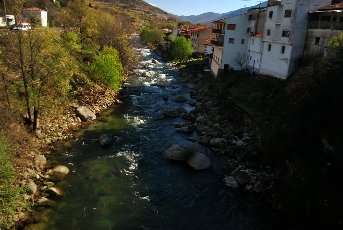 Photo showing: Río Jerte a su paso por Cabezuela del Valle (provincia de Cáceres, España), entre la carretera nacional 110 y la calleja de la Fuente los Caños.