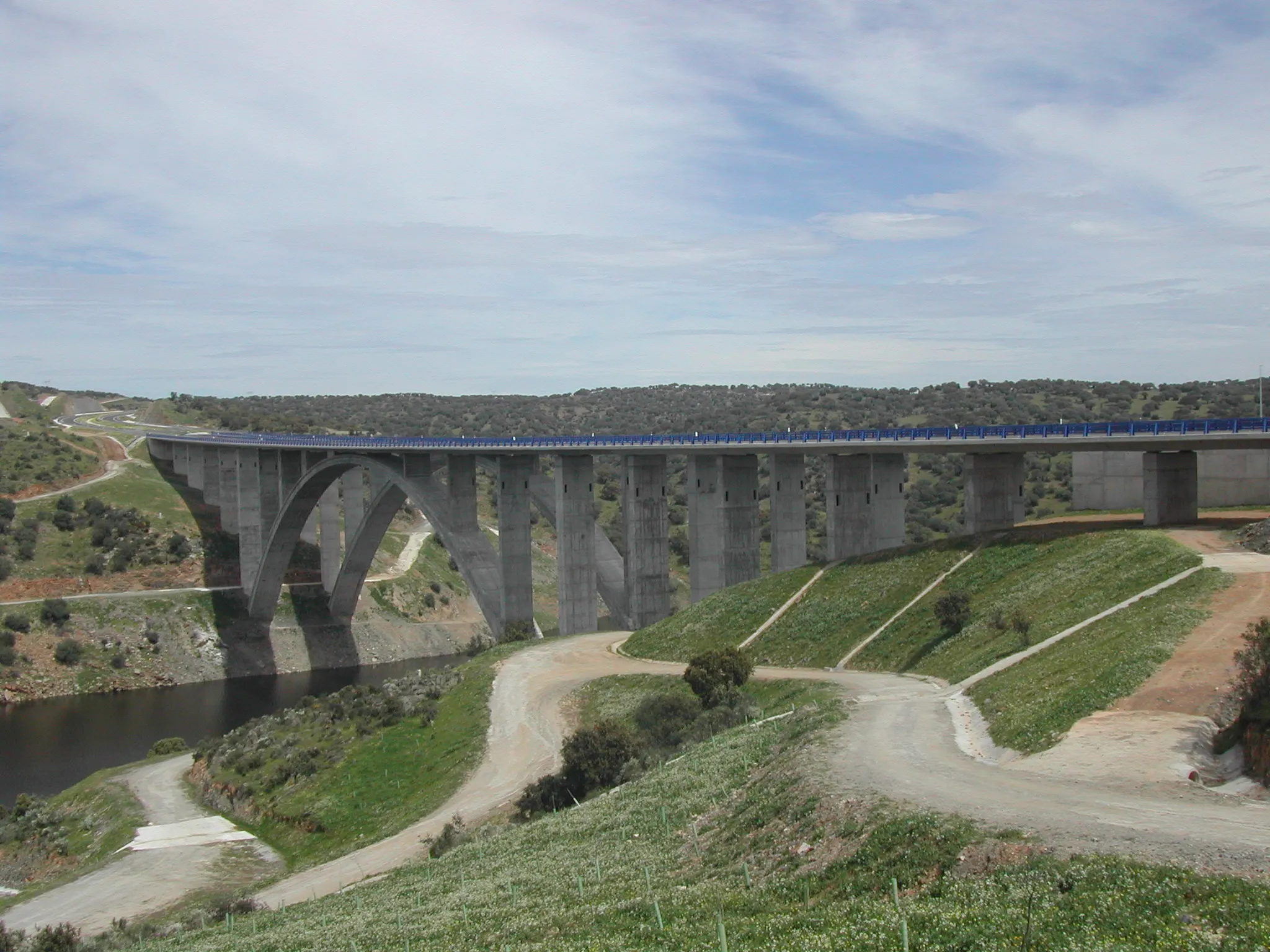 Photo showing: Puente arco de hormigón sobre el río Almonte