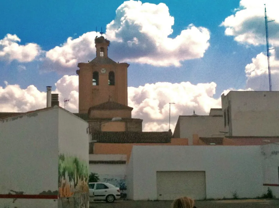 Photo showing: View of the church from the municipal parking