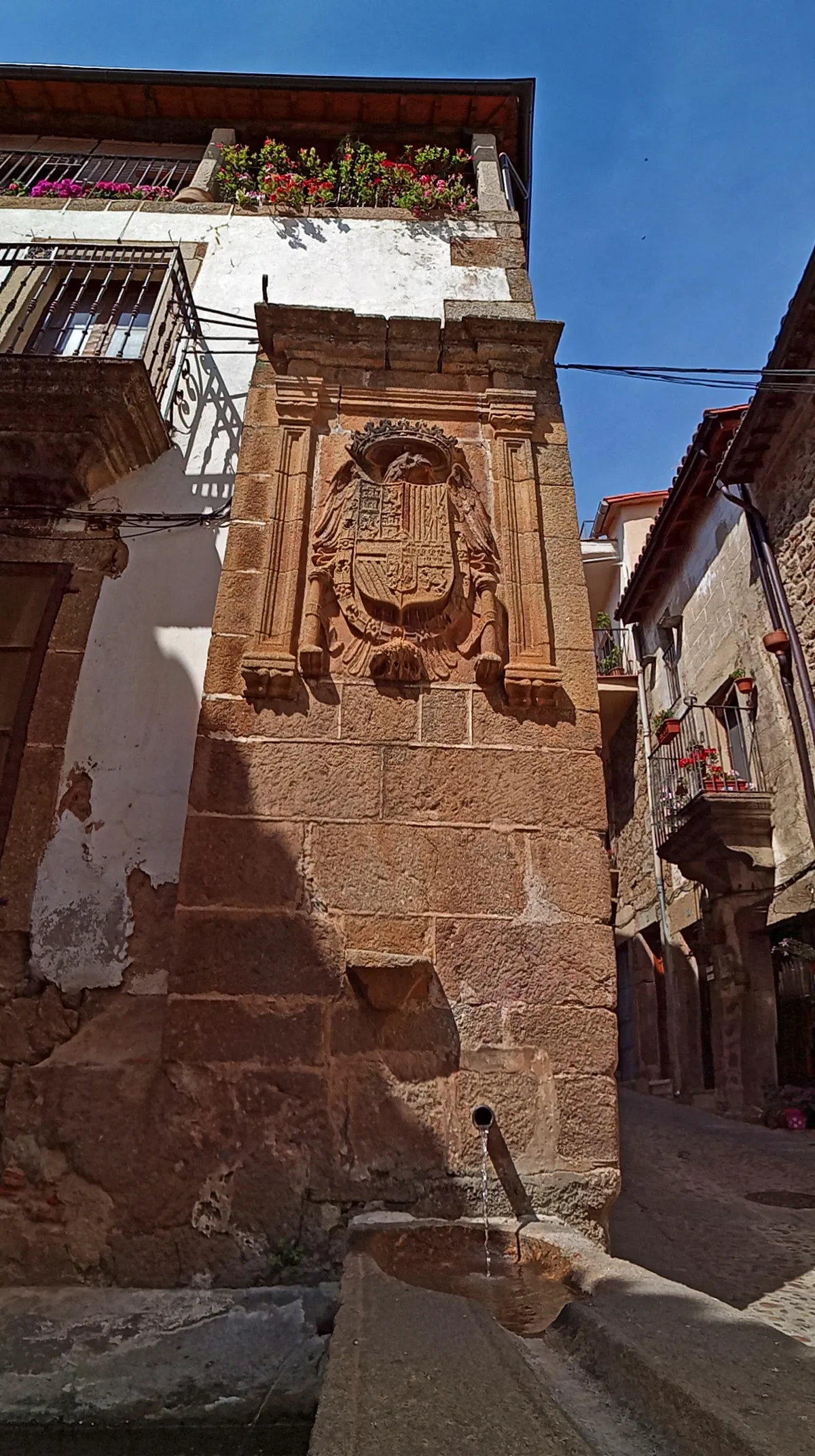 Photo showing: Fuente con el escudo de Carlos I, armas de la Villa de Gata