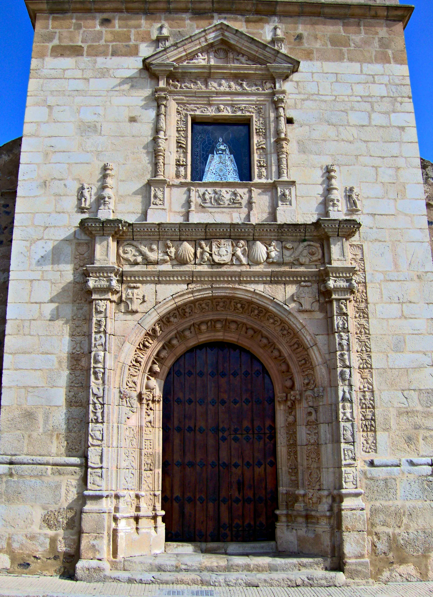 Photo showing: Fotografía de la portada plateresca de la iglesia parroquial de La Garrovilla