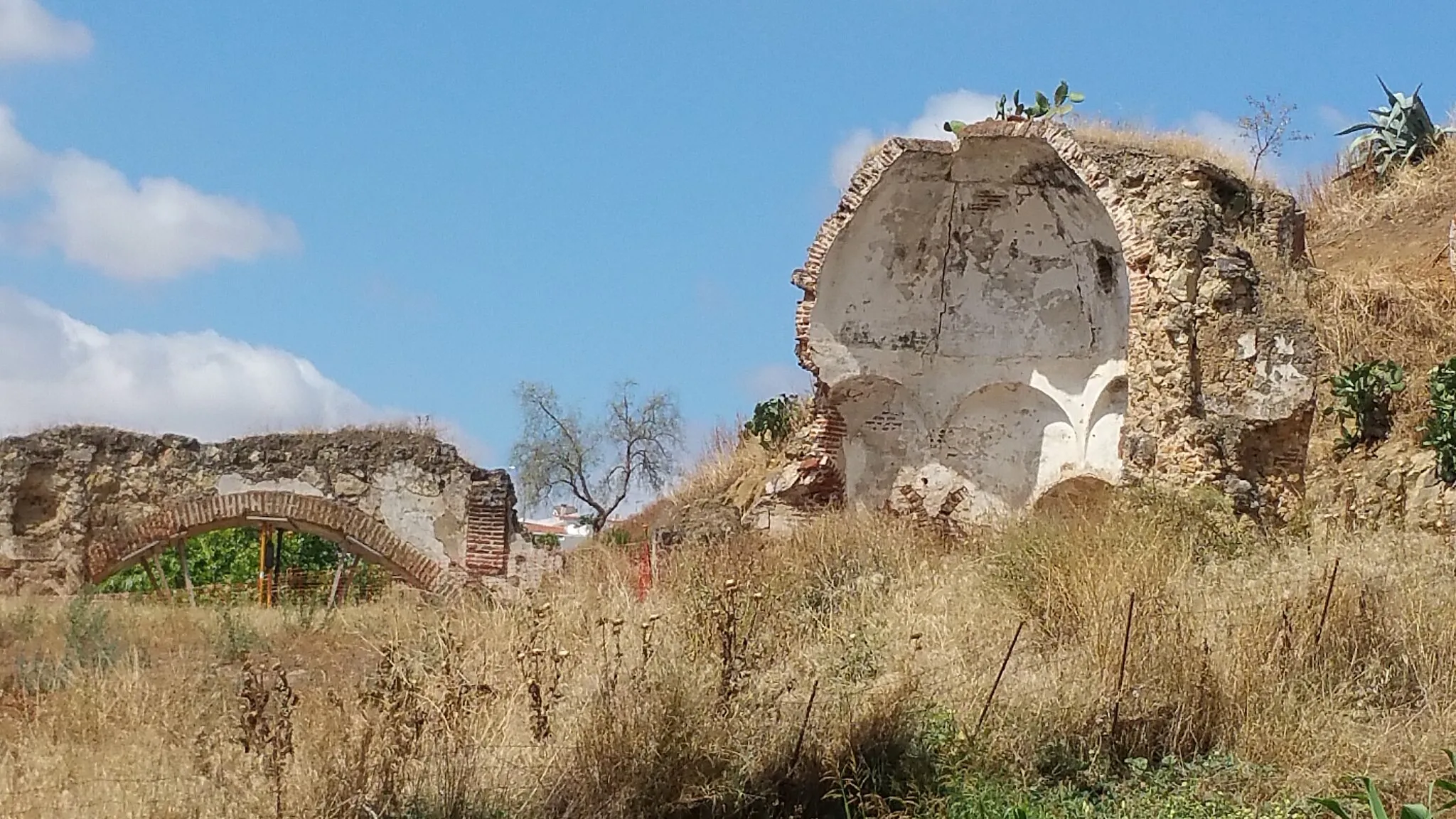 Photo showing: Lobón. Excavación en el solar del antiguo Convento Franciscano