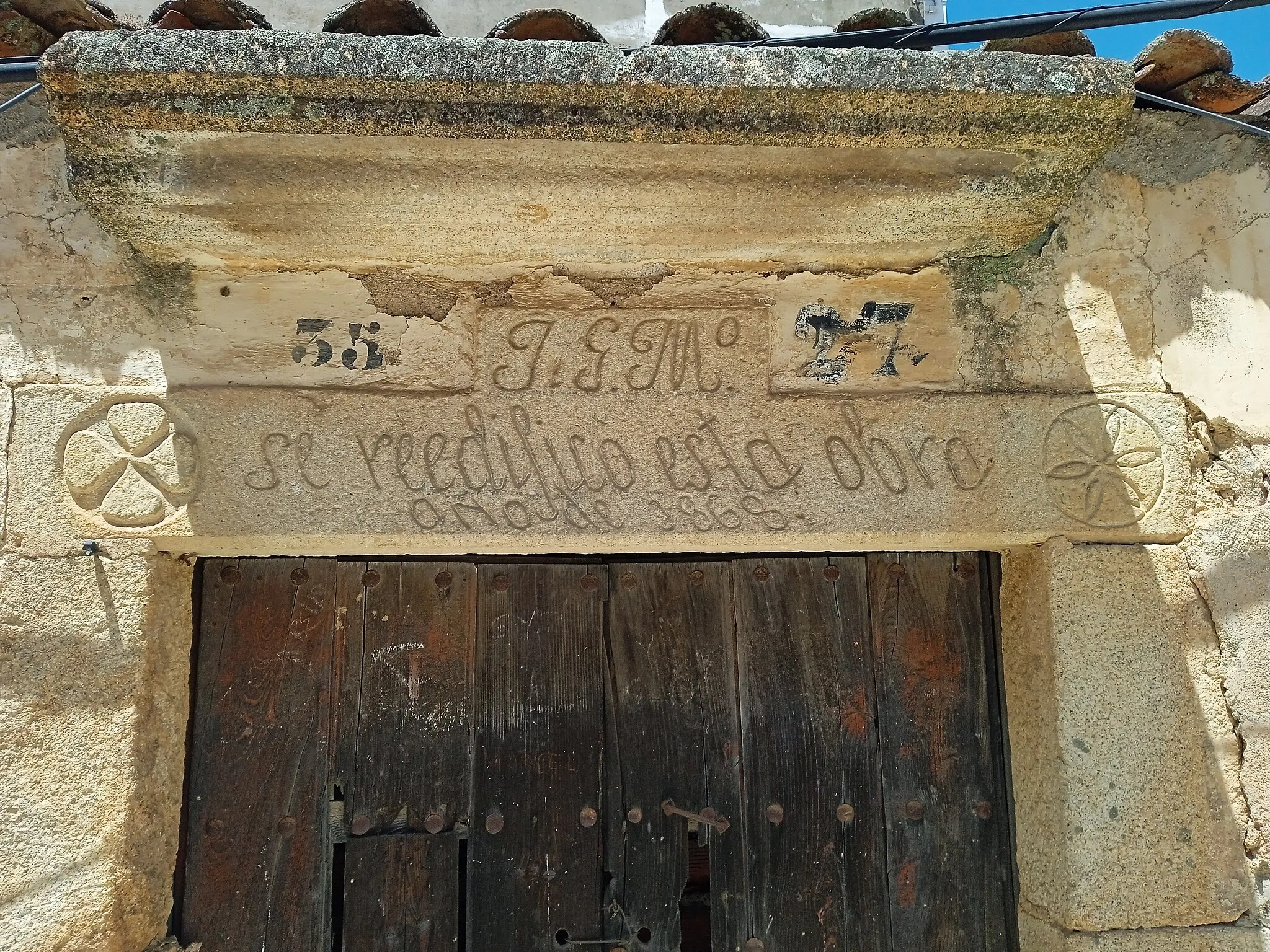 Photo showing: Lintel con inscrición en Logrosán