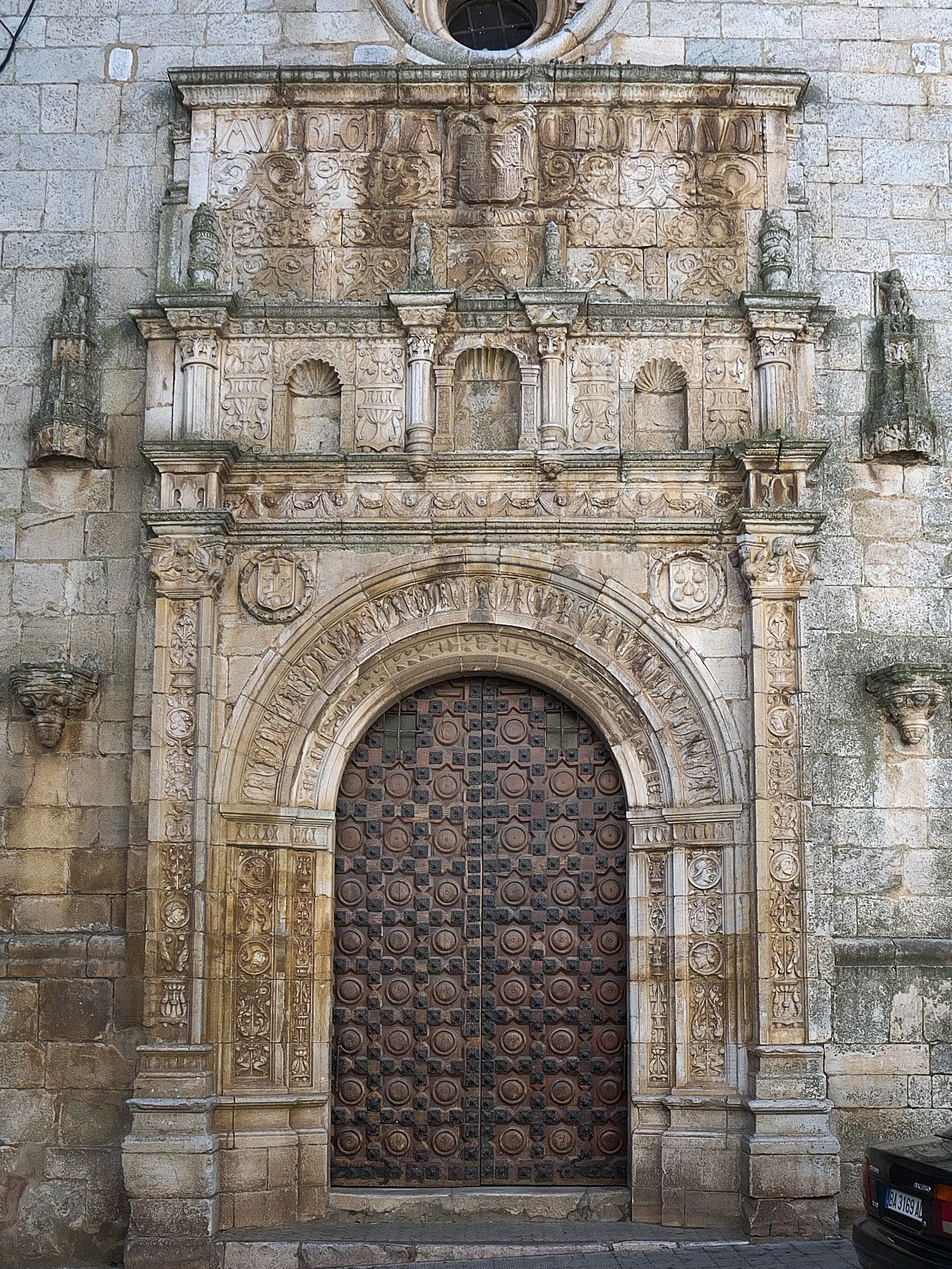 Photo showing: Portada del Perdón de la Iglesia de Nuestra Señora de los Ángeles (s. XVI), Los Santos de Maimona. Portada principal (h 1540), situada a los pies de la iglesia. De autoría desconocida, destaca en el arte plateresco de Extremadura.