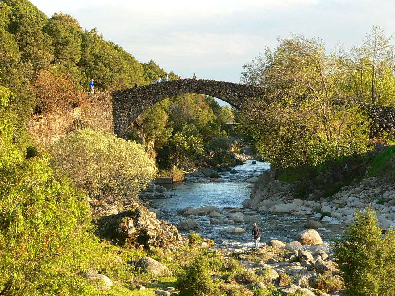 Photo showing: Romanesque bridge at Alardos gorge, between Madrigal de la Vera (CC, left) and Candeleda (AV, right), Spain.