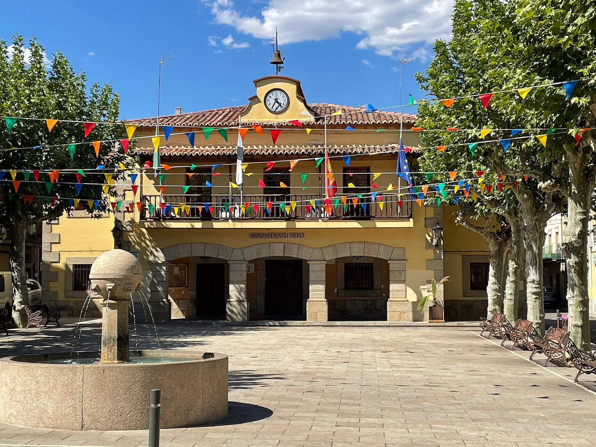 Photo showing: Ayuntamiento de Madrigal de la Vera