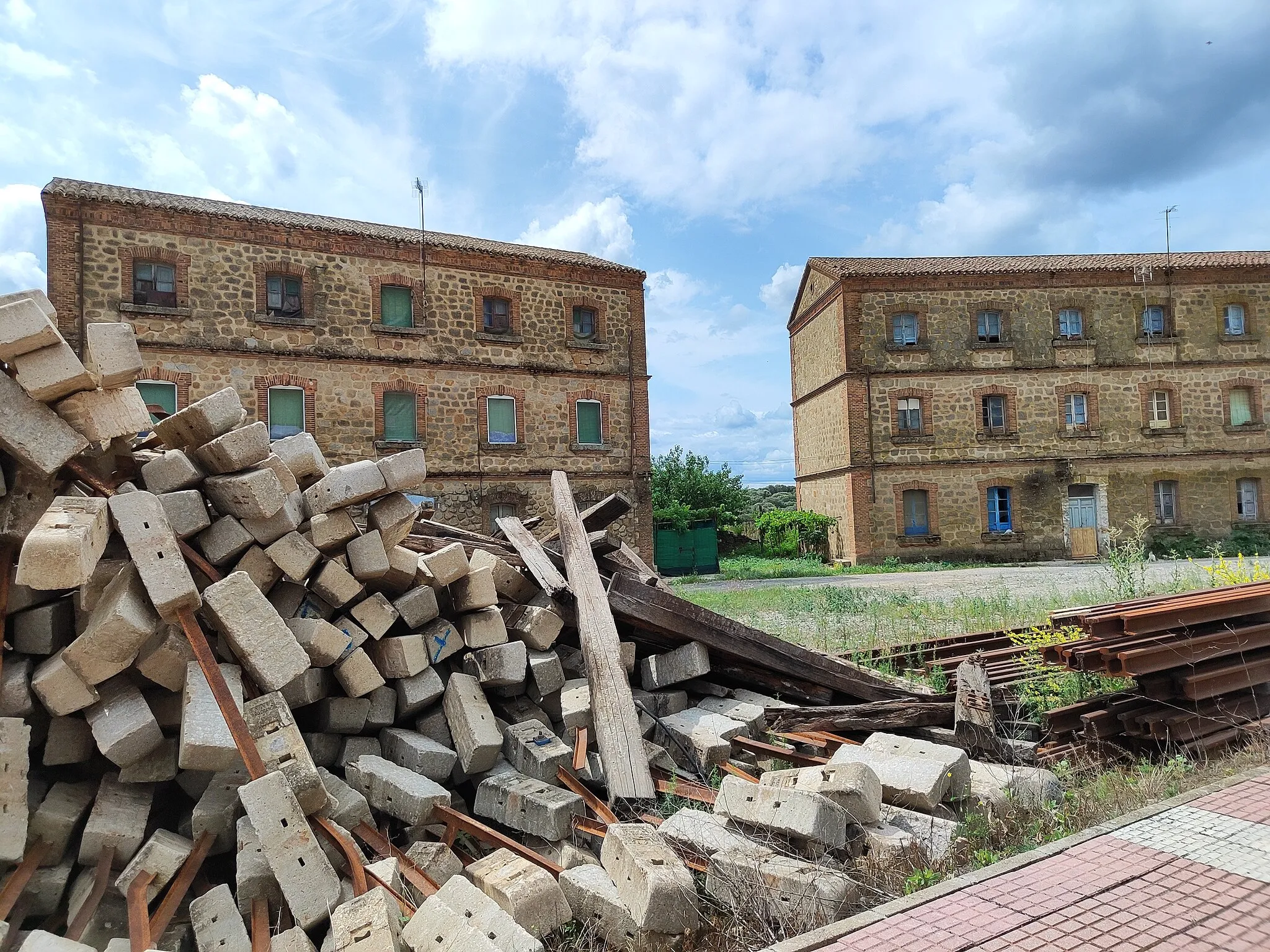 Photo showing: Monfragüe, históricamente conocida como Plasencia-Empalme o Palazuelo-Empalme,2​1​ es una estación de ferrocarril situada en el municipio español de Malpartida de Plasencia, situado en la provincia de Cáceres.