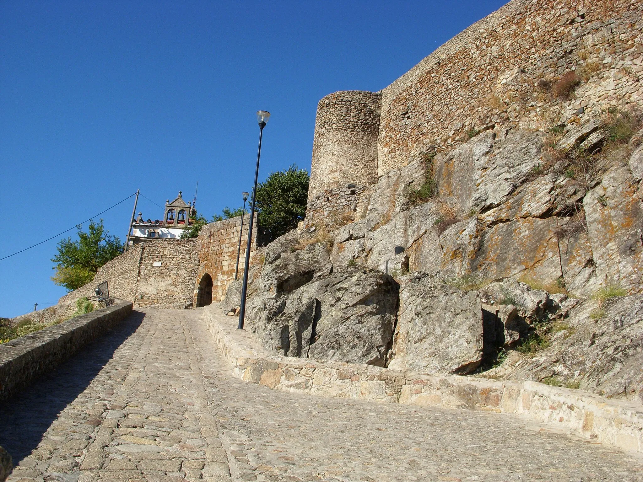 Photo showing: El Castillo está coronado por el Monte Viejo (Montancil o Monte Tances). Considerables pendientes y frecuentes quiebros de sus calles.
Sierra Altitud: 734 m.
Situación: 39.225658   -6.154807
Distancia: 48 Km de Cáceres.
Rumbo: 97º E
Comarca: Comarca de Montanchez.
Mancomunidad: Sierra de Montanchez.
Pueblos cercanos: Abalá del Caudillo, Torre de Santa María, Zarza de Montanchez, Valdemorales, Almoharín, Arroyomolinos, Alcuescar, Casas de Don Antonio
Alrededores cercanos: EL QUEMADO, RECUERA, NACIMIENTO DEL RIO SALOR, el pocito, prado barbudo, el hornillo.
http://maps.google.es/maps/ms?msa=0&msid=109111079184700244089.0004920279b398454d480&cd=20&sll=39.22,-6.14&sspn=0.3,0.44&gl=es&hl=es&ie=UTF8&ll=39.224474,-6.149468&spn=0.009259,0.013797&z=16
GOOGLE MAPS ESPAÑA BUSCAR POR Mapas creados por los usuarios

109111079184700244089