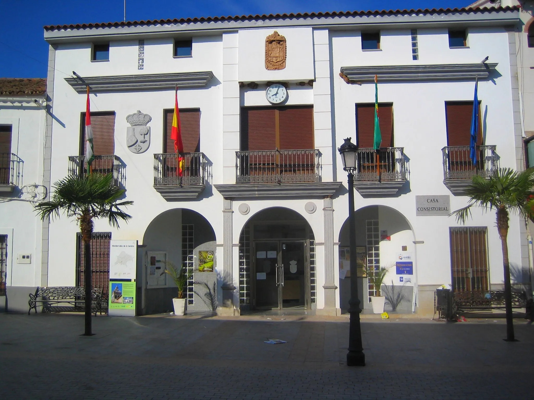 Photo showing: Casa consistorial de Monterrubio de la Serena (Badajoz) situada en la Plaza de España.