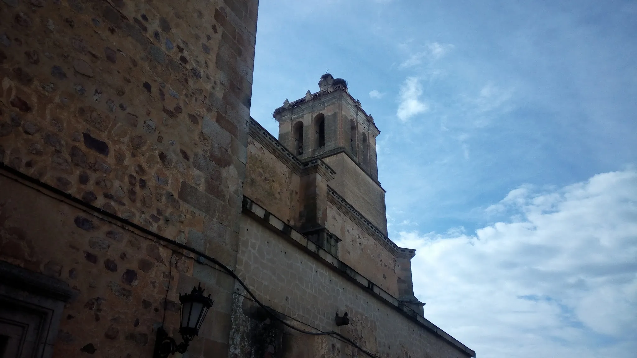 Photo showing: Trasera de la parroquia, en el aparcamiento.