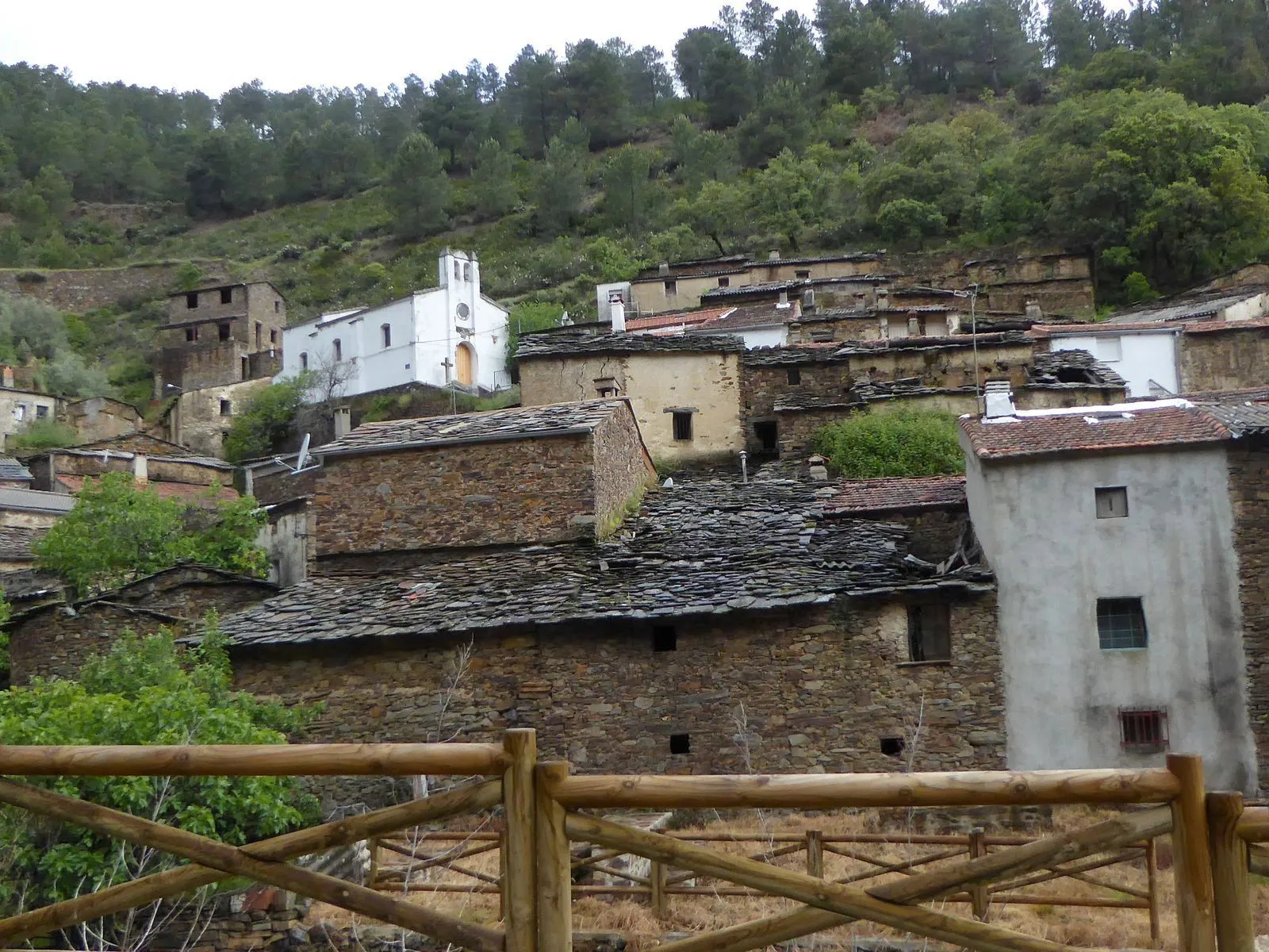 Photo showing: Vista de la aldea Río Malo de Arriba, en Las Hurdes, provincia de Cáceres (Extremadura, España)