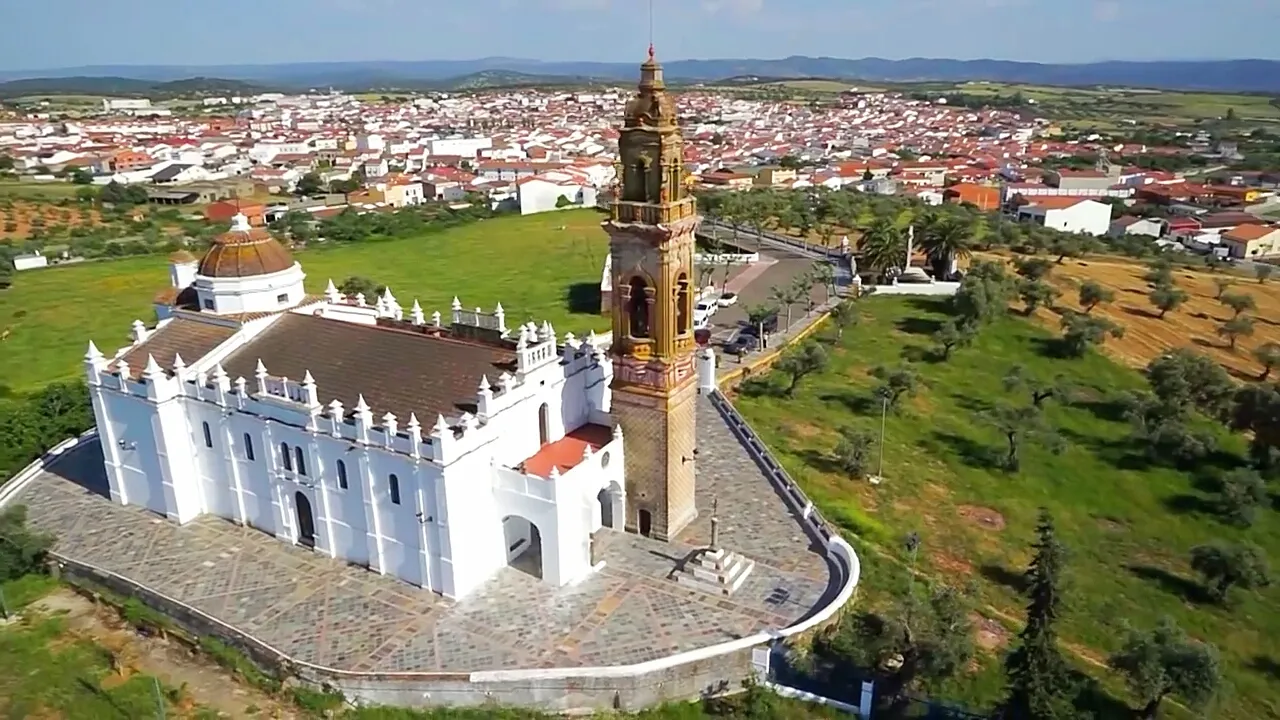 Photo showing: Imagen de la localidad de Oliva de la Frontera (Badajoz), con el Santuario de Nuestra Señora de Gracia en primer plano.