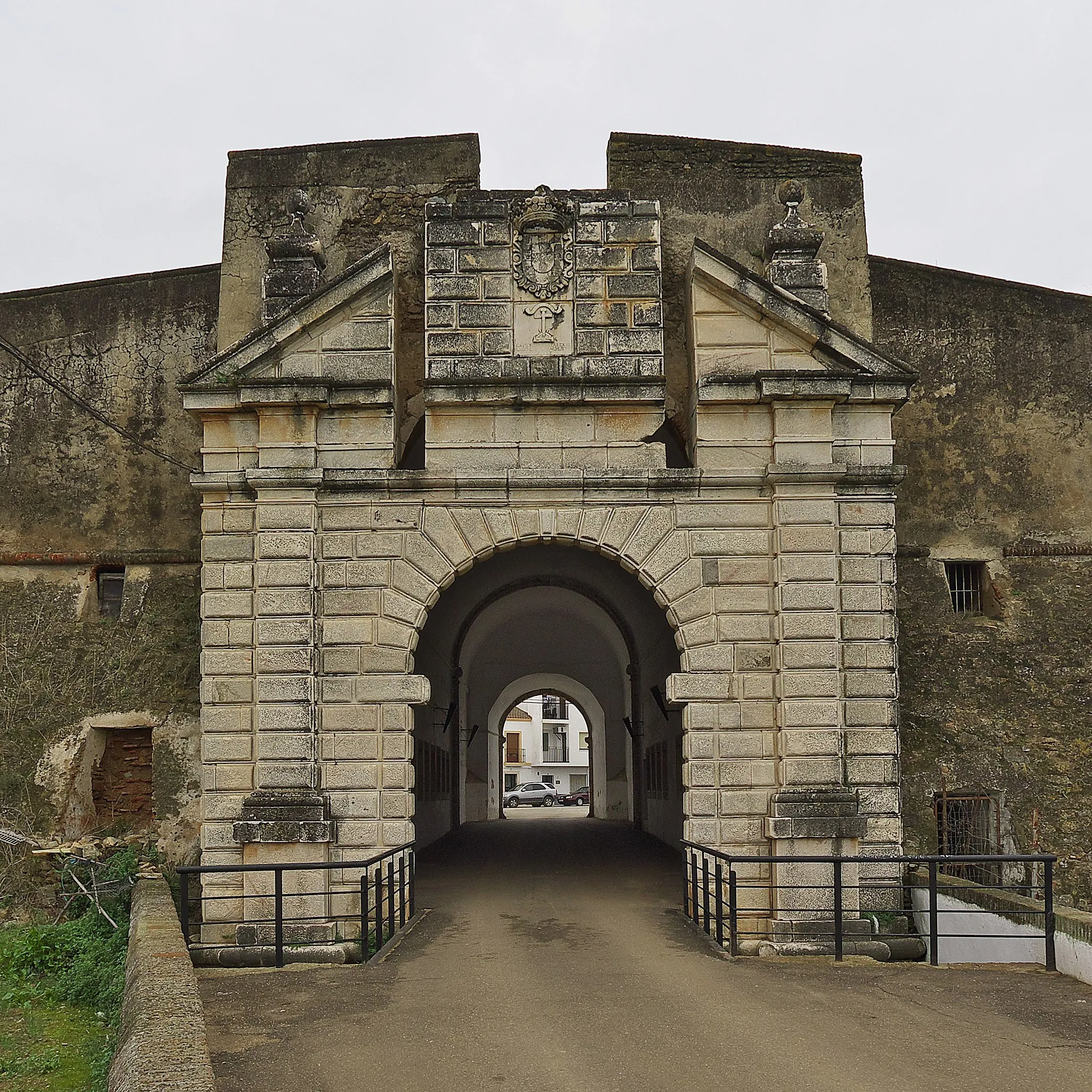 Photo showing: Única puerta que se conserva del baluarte, construída en mármol almohadillado (1703)