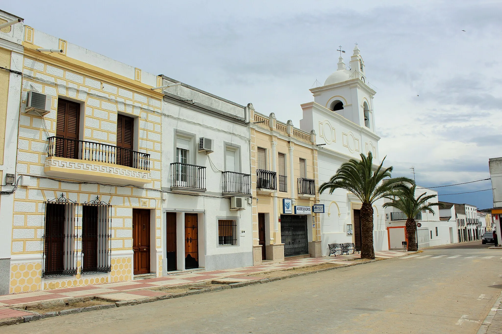 Photo showing: Parque y parroquia