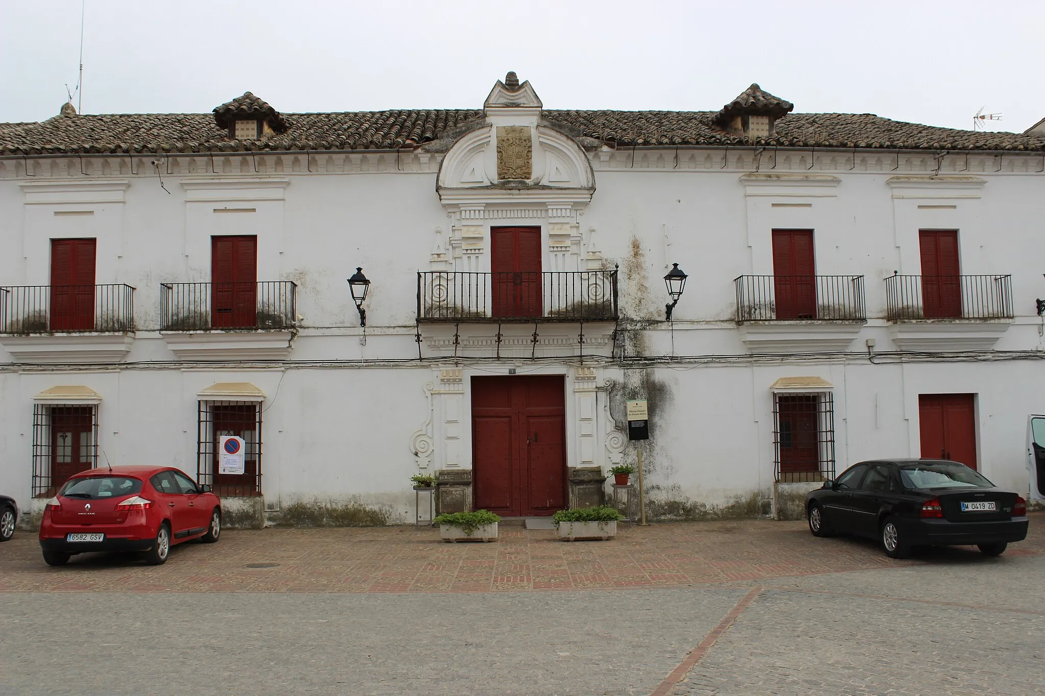 Photo showing: Palacio de los Duques de Fernán Núñez. Fotografiado por mi y por los alumnos del IESO Virgen de Altagracia (Siruela) el 20/05/2022.