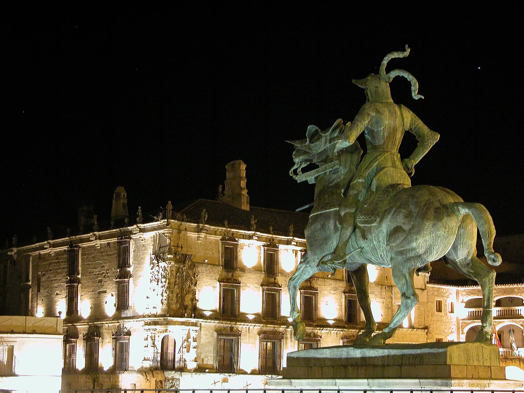 Photo showing: Estatua de Pizarro y plaza mayor de Trujillo por la noche