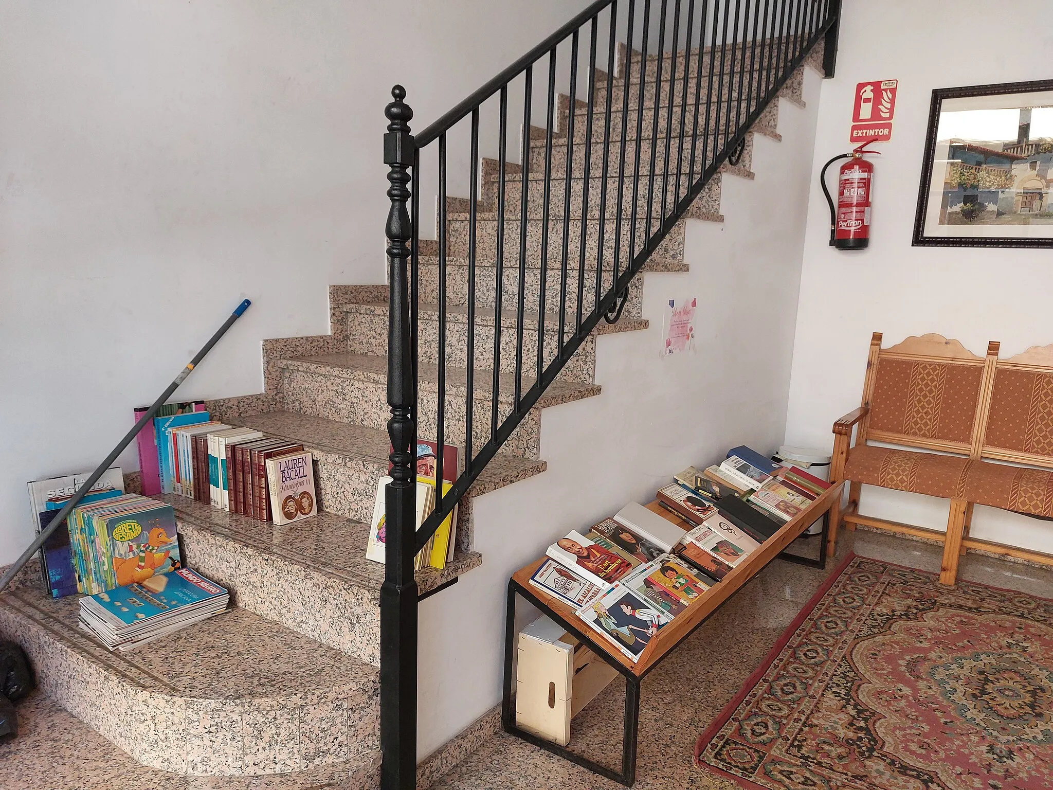 Photo showing: Entrance to the Municipal Library of Villanueva de la Vera.