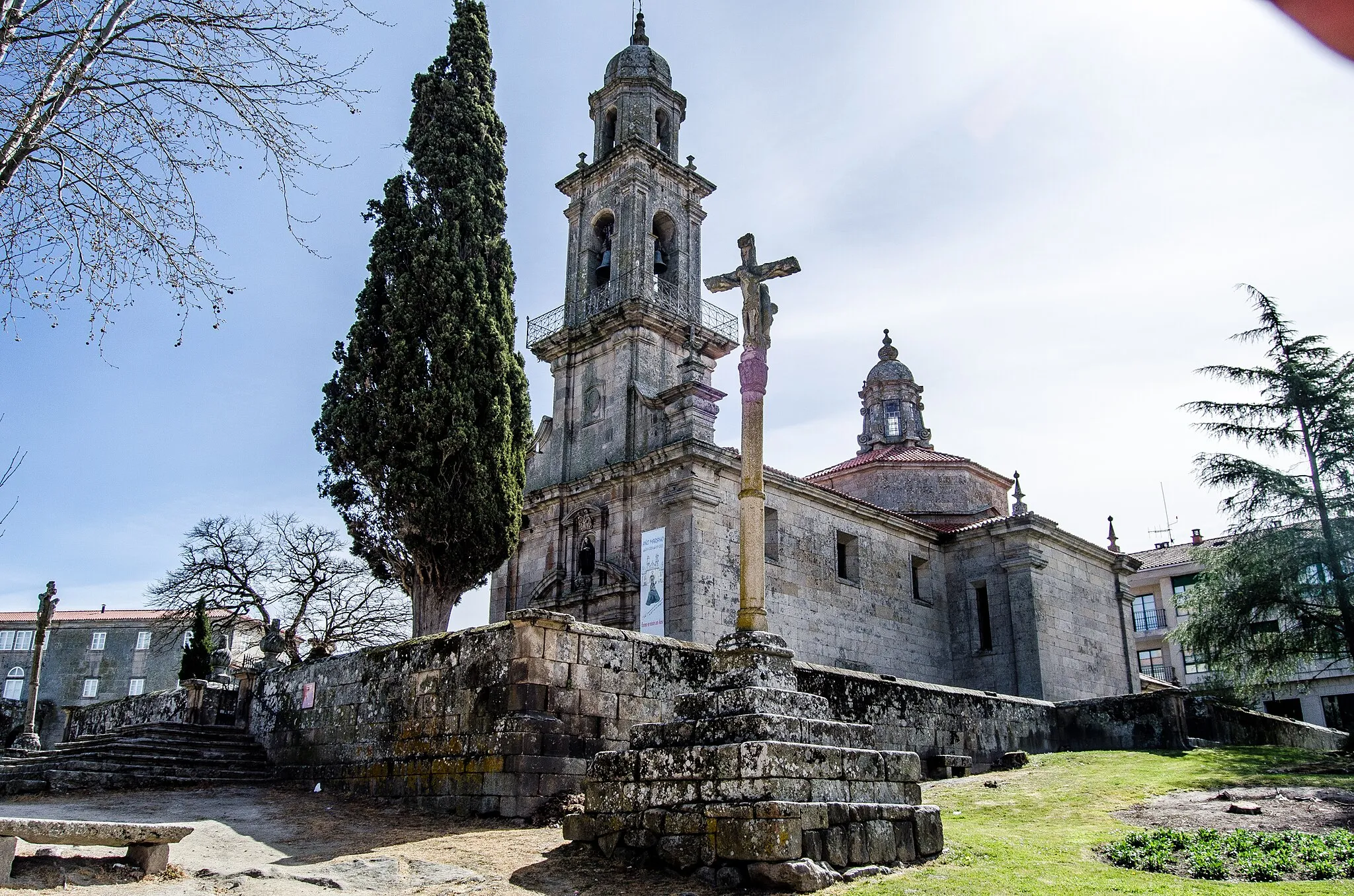 Photo showing: Iglesia de San Benito y crucero. Allariz (Orense)