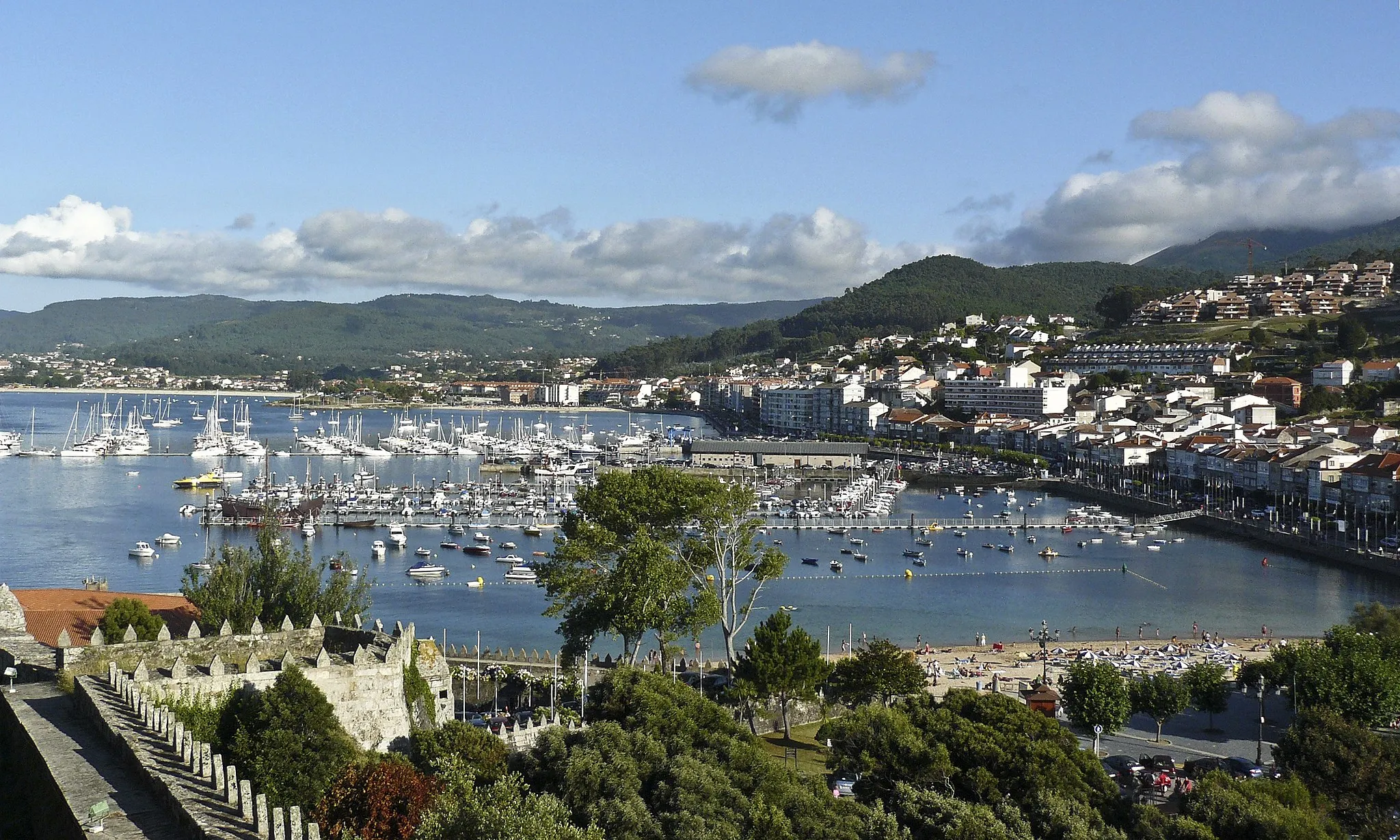 Photo showing: Vista do porto de Baiona desde Monterreal, Baiona, Galiza
