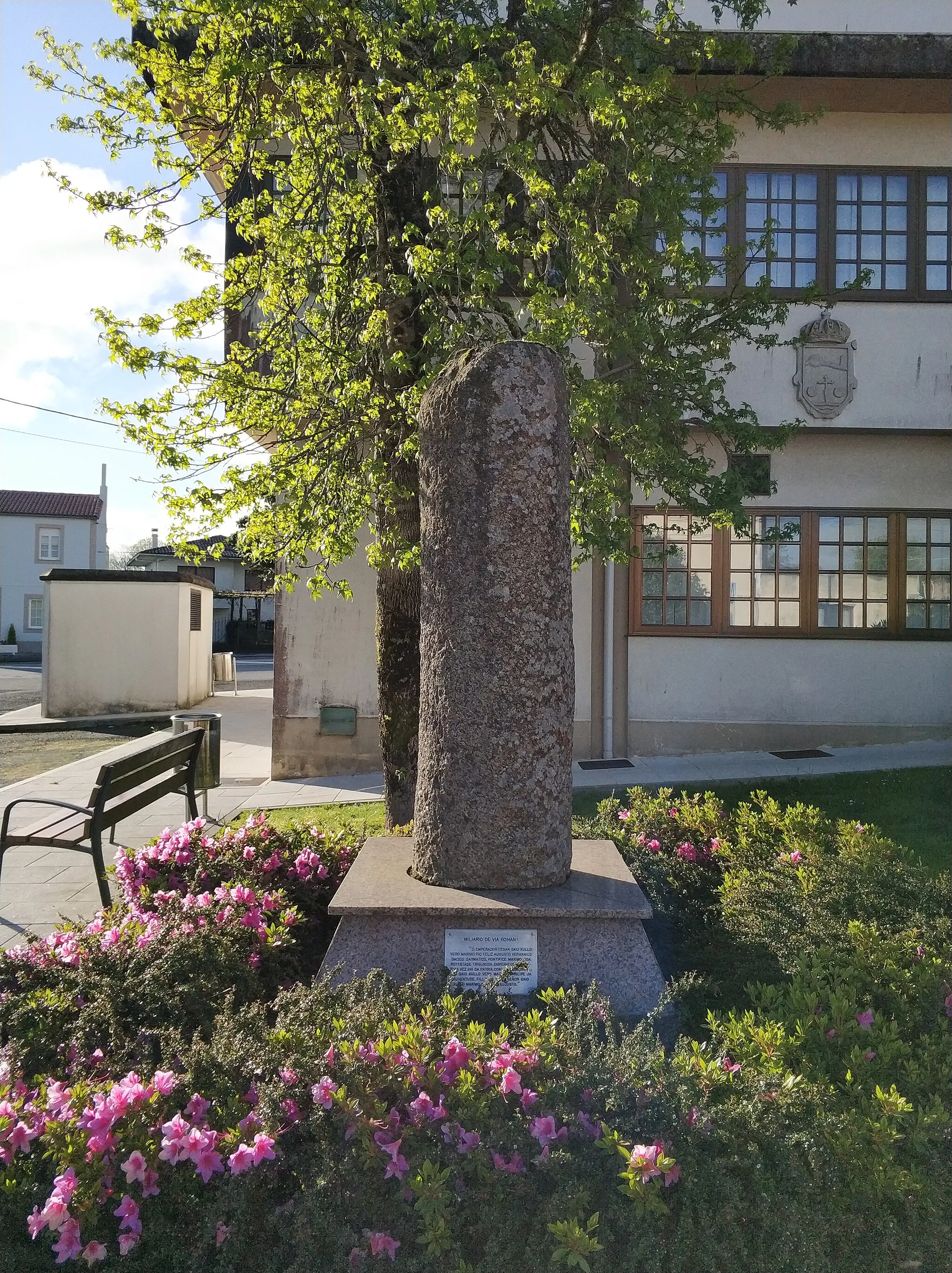 Photo showing: Miliario Romano en Boimorto, delante del consistorio