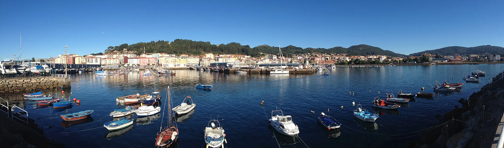 Photo showing: Vista panorámica do peirao de Cangas do Morrazo.