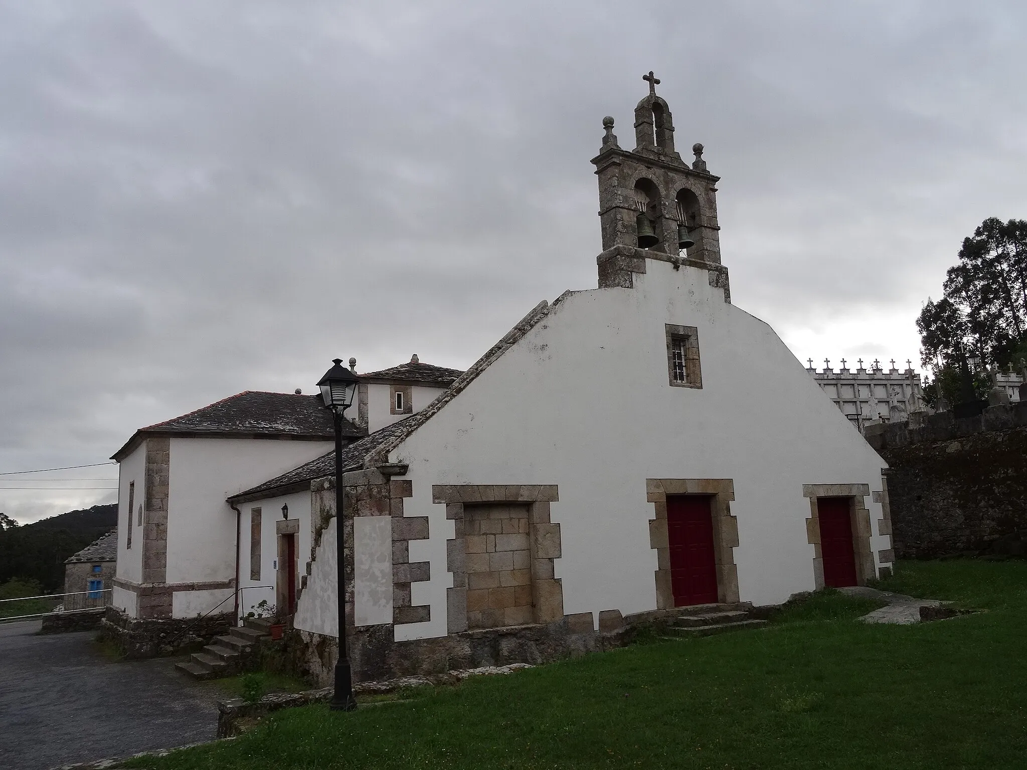 Photo showing: Igrexa parroquial de Santa María de Cervo, Lugo. Fundada no século XI e remodelada no século XVIII. Ten tres naves de excelente armonía arquitectónica cos doce arcos que a sosteñen. Conserva pezas do século XVI, así como retablos do século XVII ó século XX. Ata o século XIX era igrexa de presentación da Casa de Alba