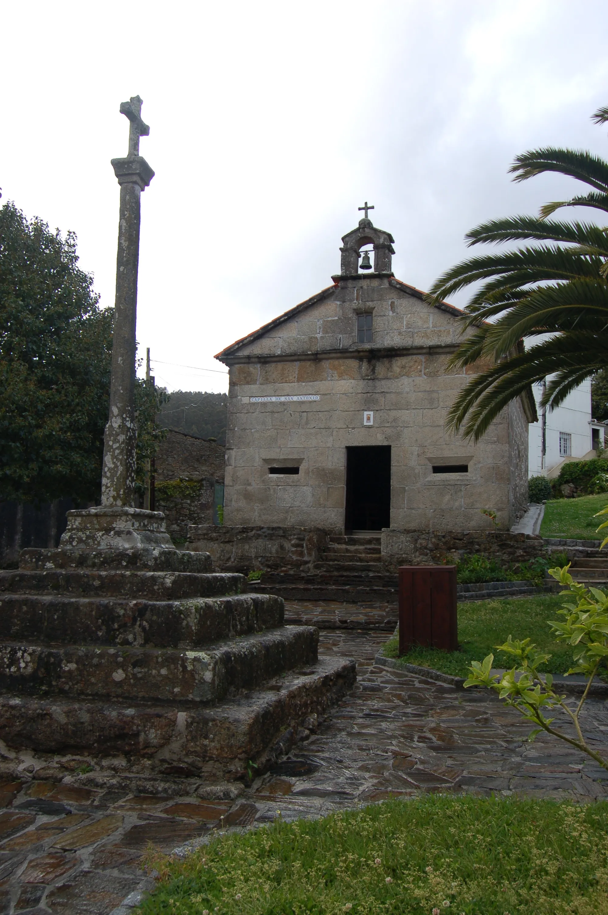 Photo showing: Capela de Santo Antón, en Corcubión e cruceiro esculpido en 1719 (segundo consta na base) (Corcubión).