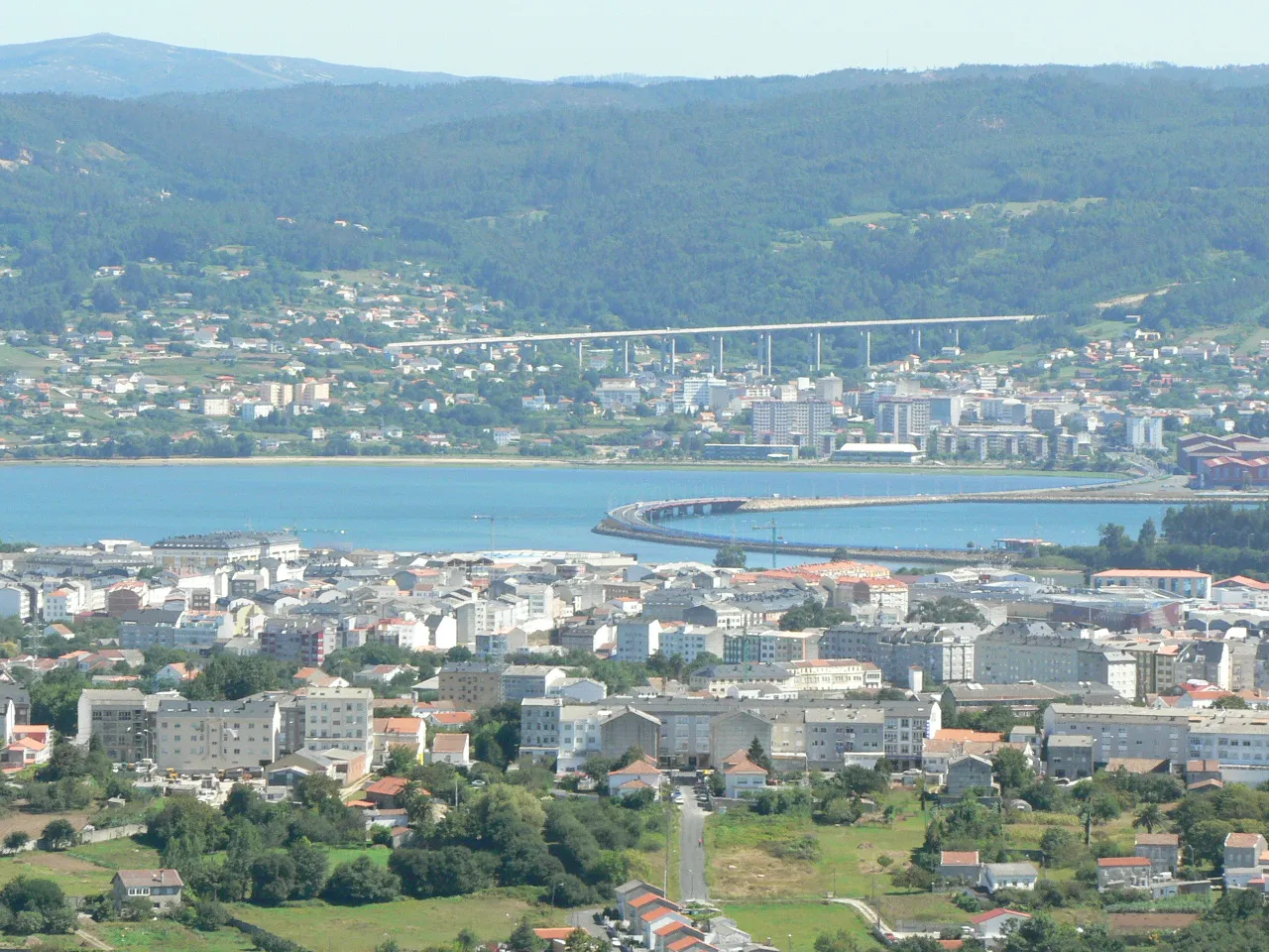 Photo showing: Ferrol e Narón, panorámica da ría. A Ponte das Pías e o viaduto da autoestrada ó fondo no concello de Fene.