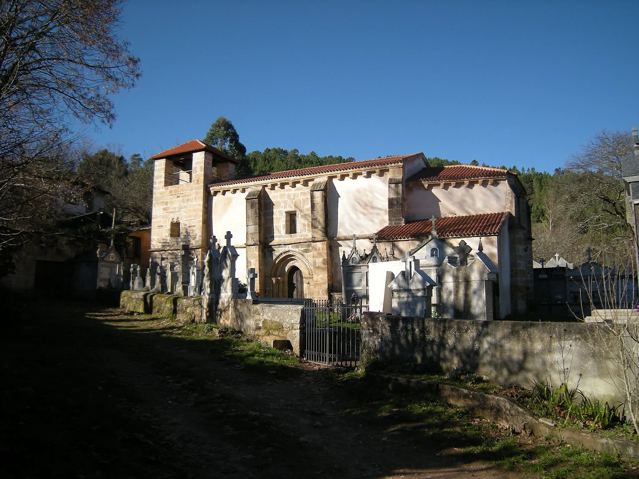 Photo showing: Notable ejemplo de arquitectura gótica en el medio rural. A pesar de este marcado estilo en su arquitectura, conserva sin embargo ejemplos del arte románico.