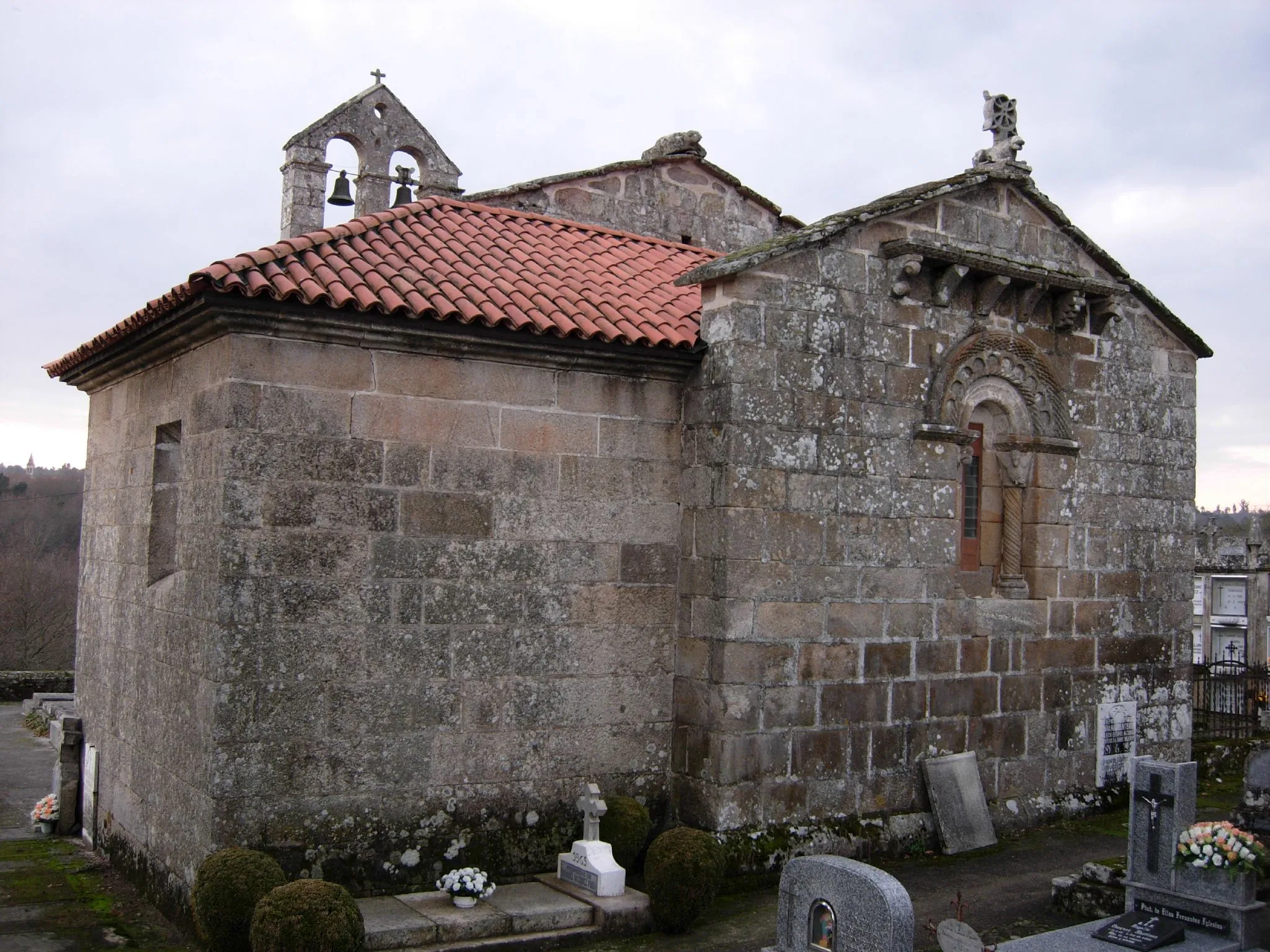 Photo showing: Igrexa de Santo Tomé de Maside, Maside, Galiza. Igrexa románica do século XII, de planta rectangular dunha soa nave.

No interior foron descubertas baixo o cal da súa absida, restos de pinturas renacentistas.