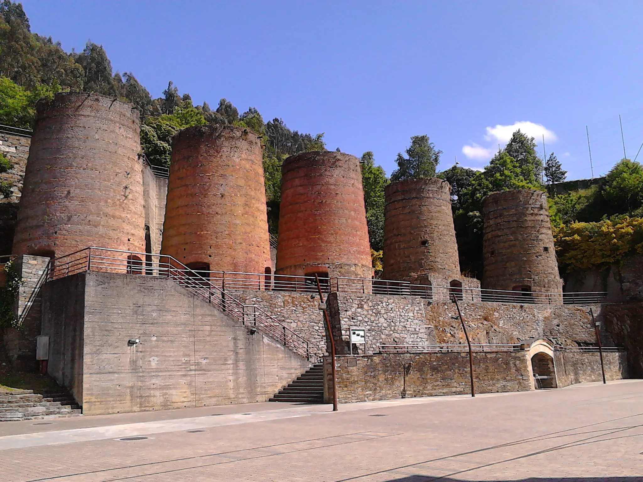 Photo showing: Fornos de A Pontenova dende a praza dos Fornos, en 2017 Categoría:A Pontenova