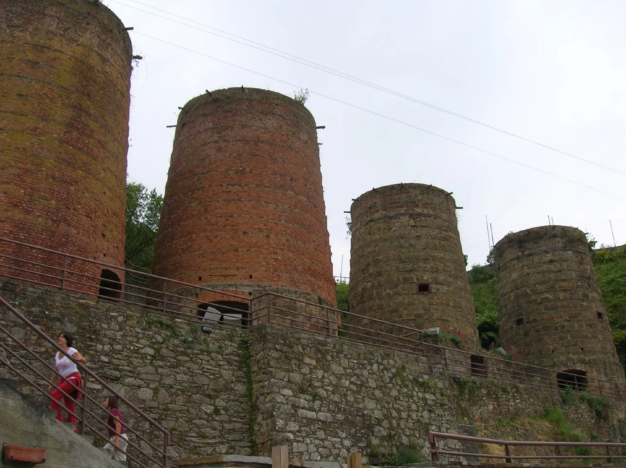 Photo showing: Hornos de calcinación de las minas de Vilaoudriz - A Pontenova, Lugo Altos hornos de las minas de Vilaoudriz