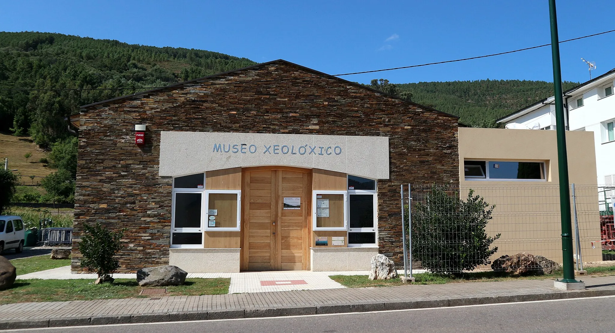 Photo showing: Museo xeolóxico municipal de Quiroga. Quiroga.