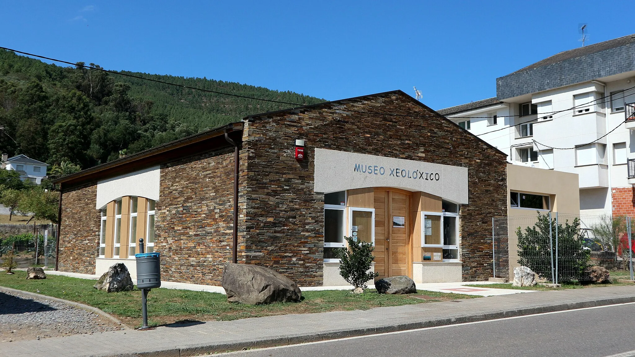 Photo showing: Museo xeolóxico municipal de Quiroga. Quiroga.