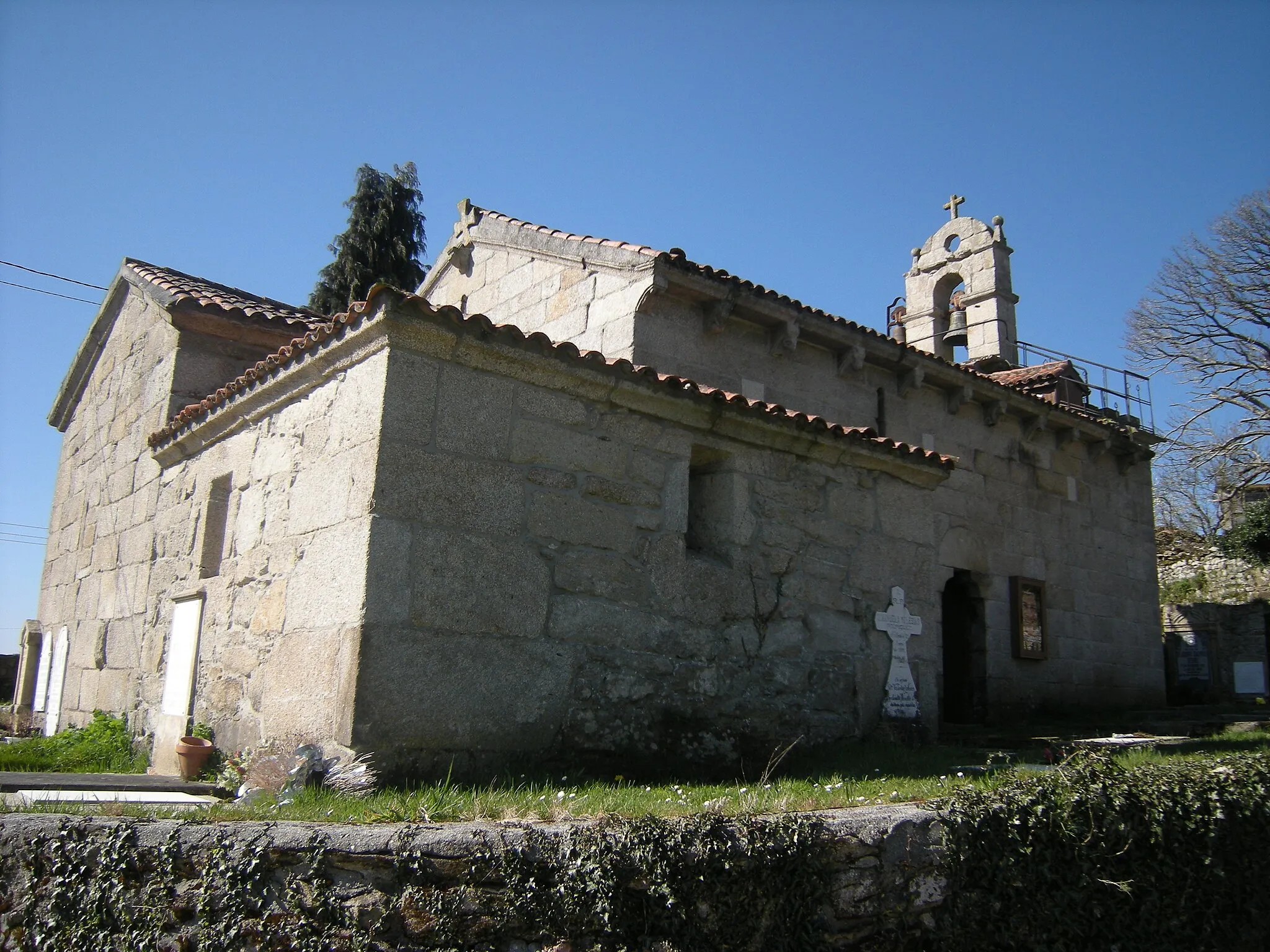 Photo showing: Pequeña iglesia románica de nave única y ábside rectangular.

Como es habitual, se añade una sacristía adosada al muro norte del ábside.