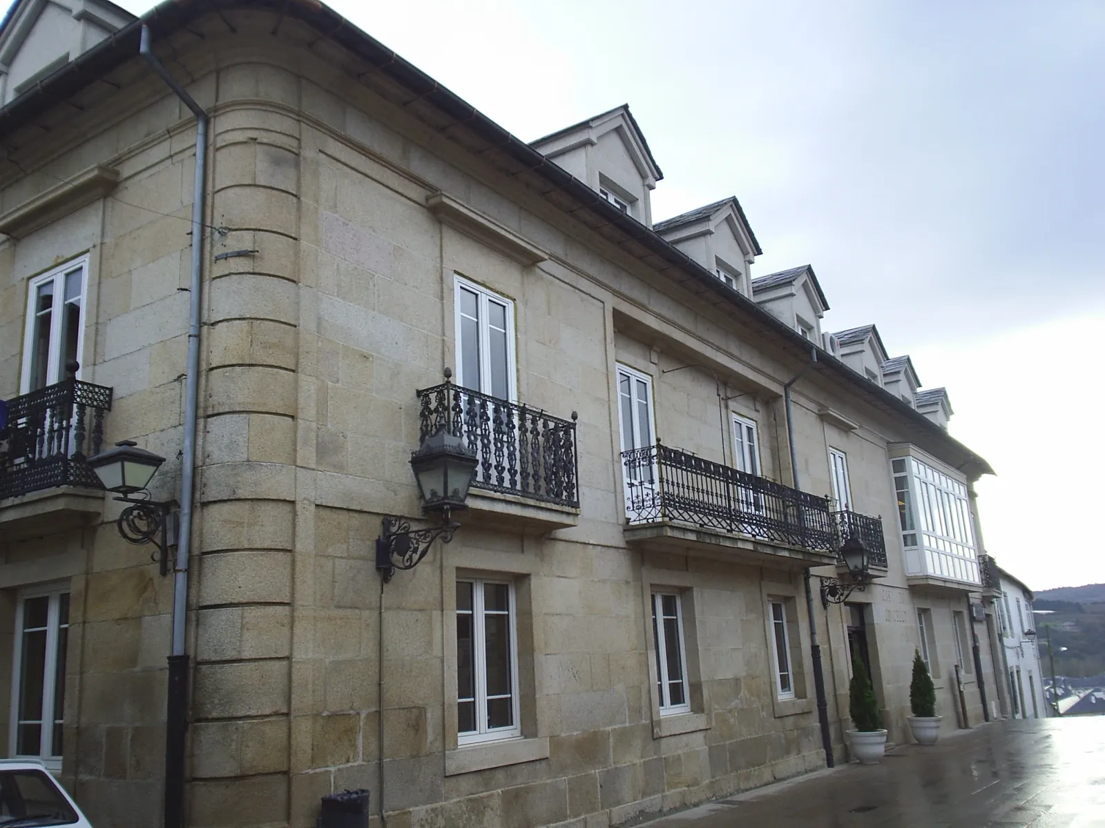 Photo showing: Fachada da Casa consistorial de Sarria