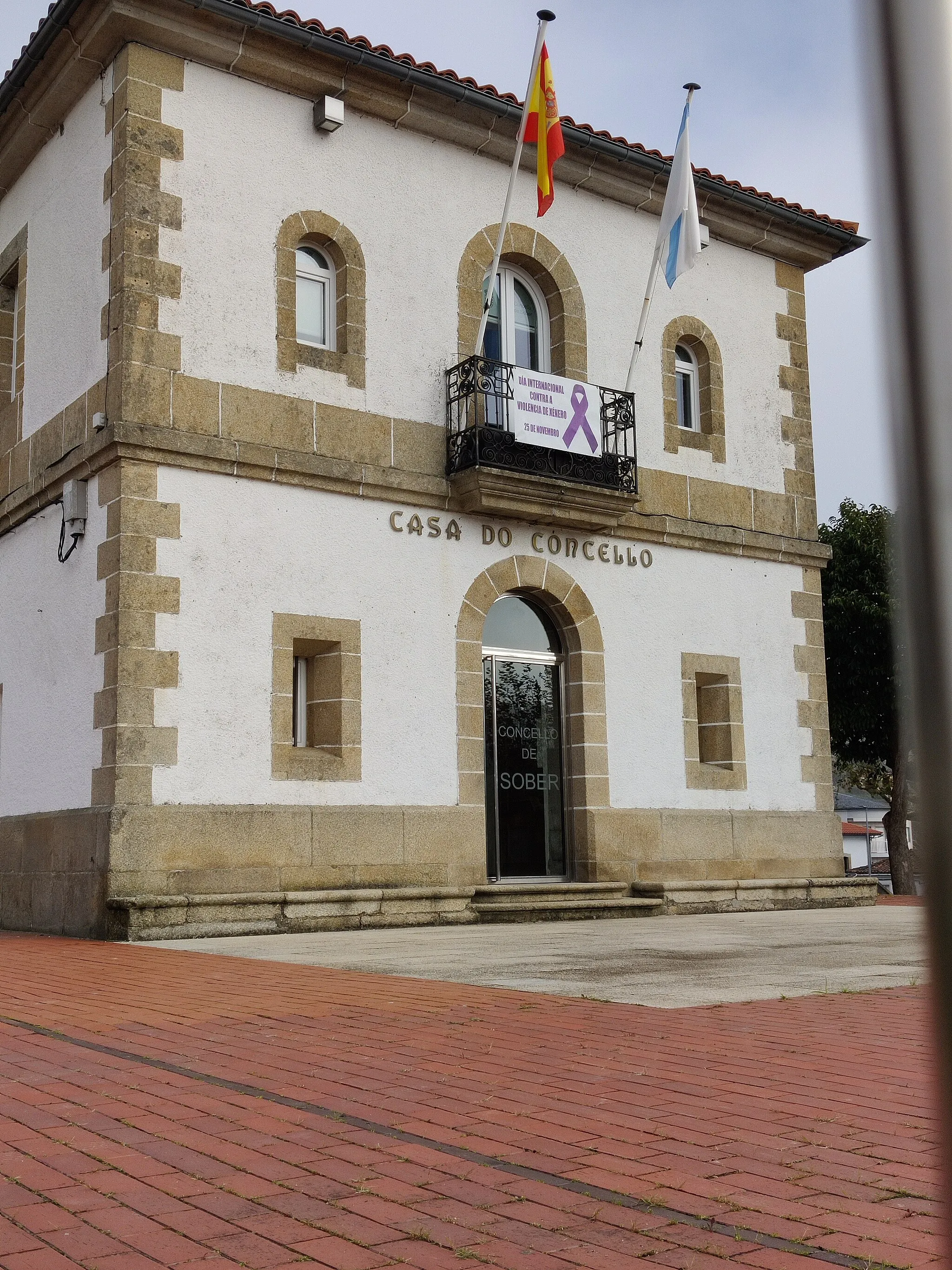 Photo showing: Sober (Lugo), Galicia, townhall with 25th of November poster comemorating  the international day against gender-based violence.