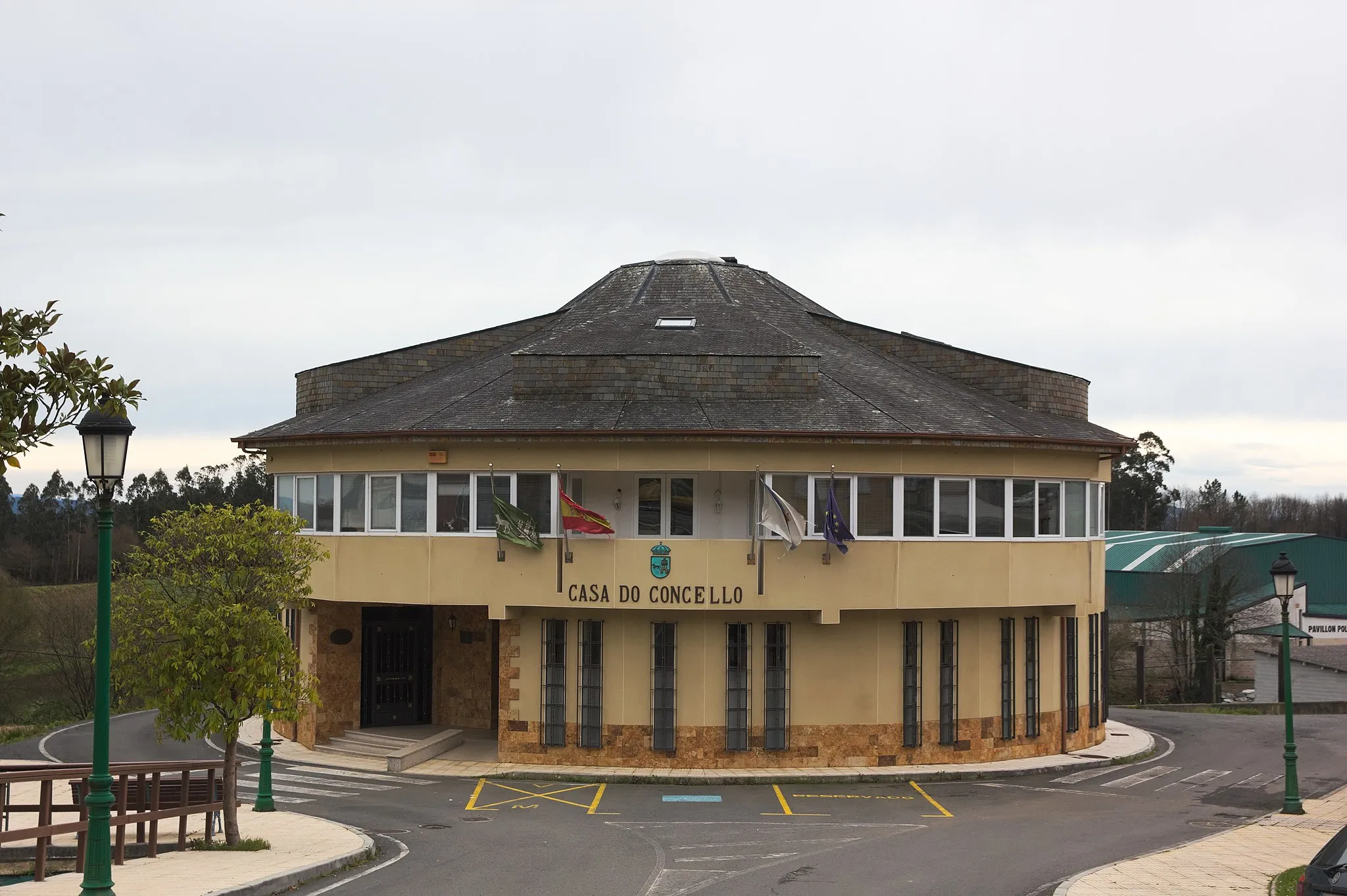 Photo showing: Town Hall of Trazo, in Viaño Pequeno, Galicia, Spain.