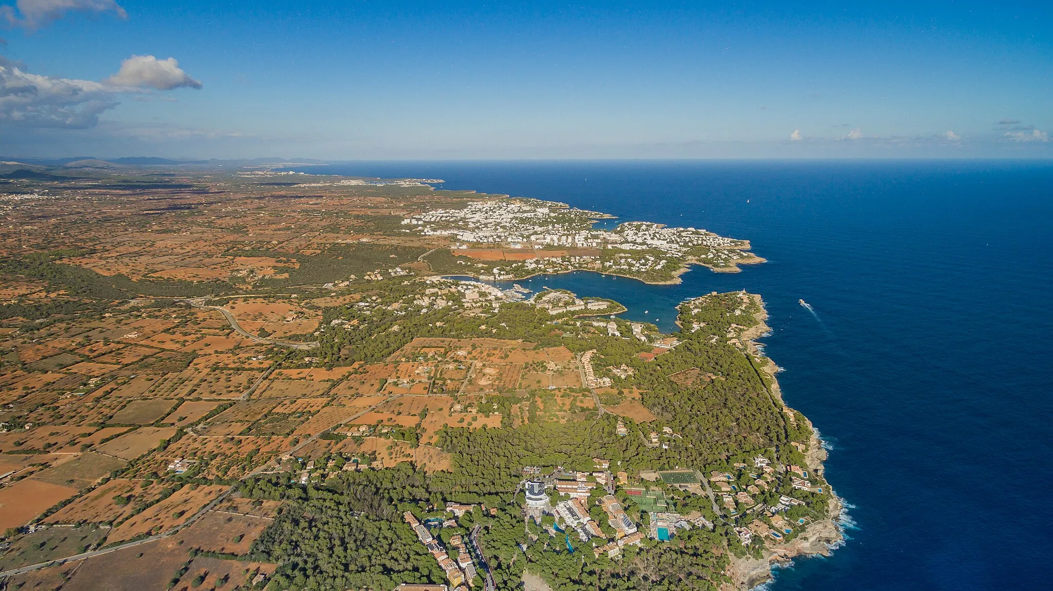 Photo showing: Mallorca schönste Strände Cala D'Or; Portopetro (front); Cala d'Or (behind)