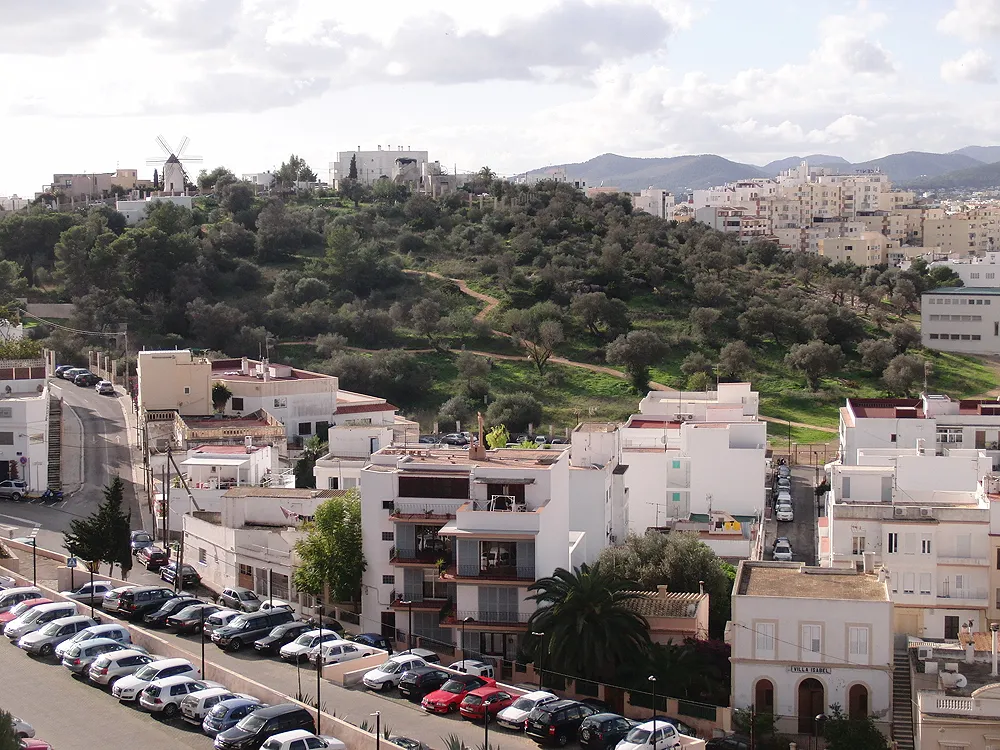 Photo showing: Vista del puig des Molins, la necròpolis púnica d'Eivissa
