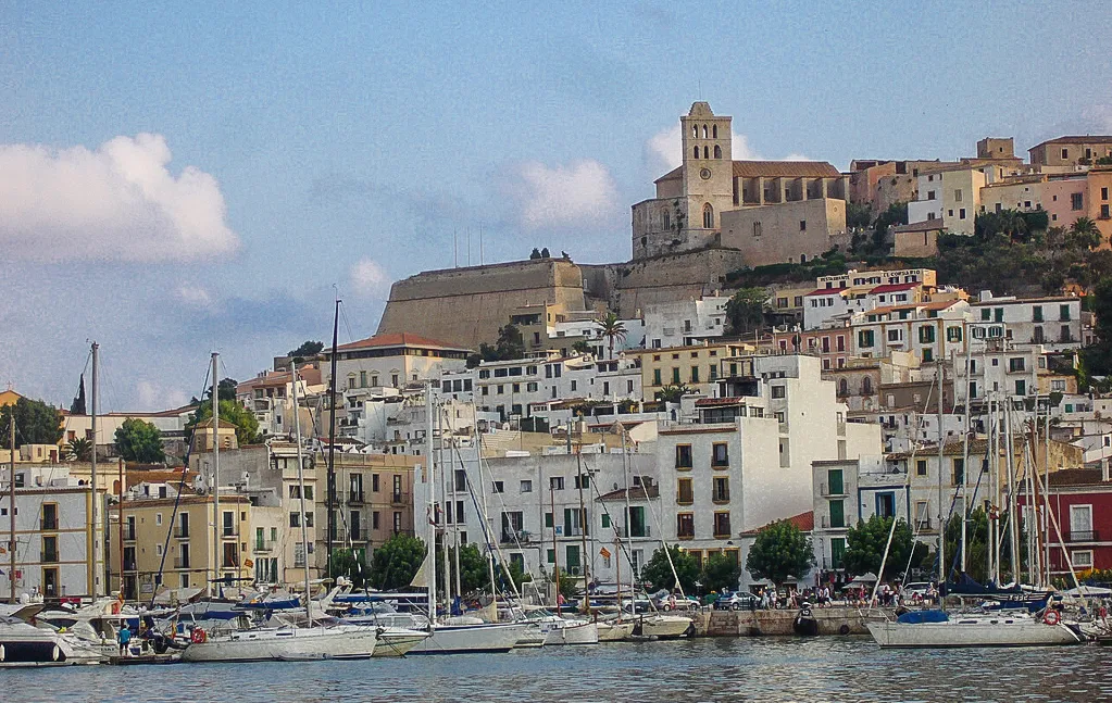 Photo showing: Vista de la ciudad de Ibiza, en la isla homónima (Baleares, España)