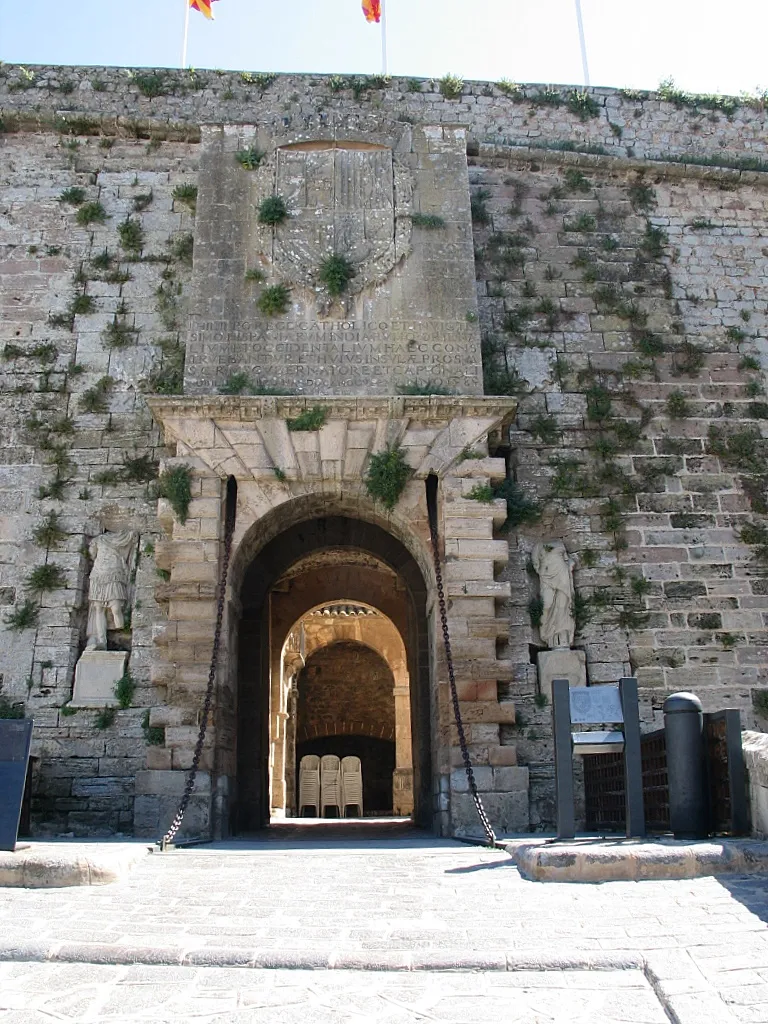 Photo showing: Gate and access to the old town (Dalt Vila) of Ibiza city (Portal de ses Taules)