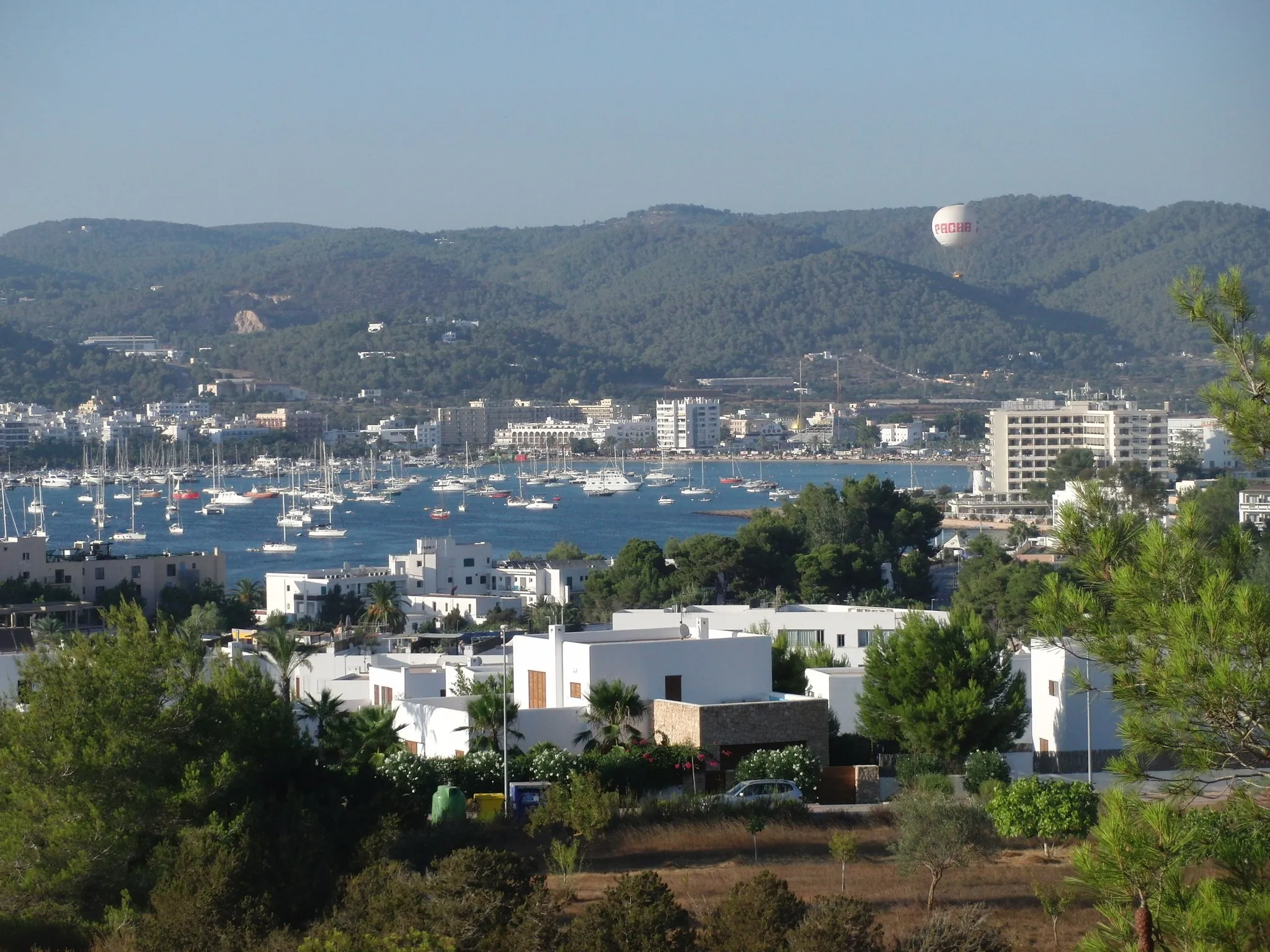 Photo showing: Ansicht der Bucht von Sant Antoni de Portmany, Ibiza, Spanien